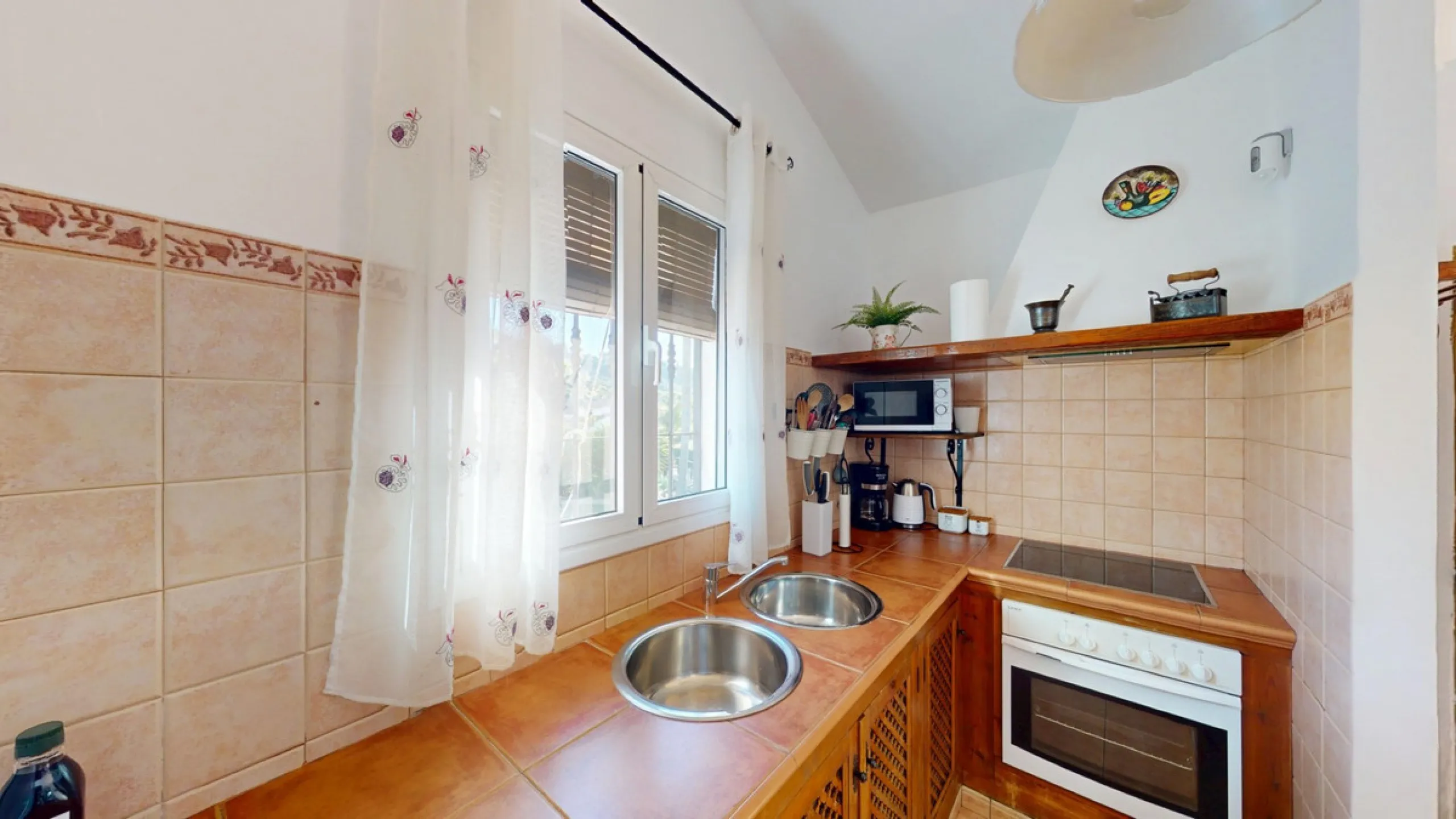 Discover this charming finca in Frigiliana, ideal for enjoying the climate and tranquility of the area. Inside, the house offers a spacious and bright living-dining room with a kitchenette, perfect for family gatherings or gatherings with friends. In addi