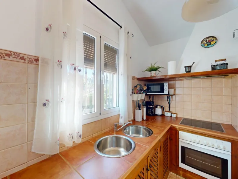 Discover this charming finca in Frigiliana, ideal for enjoying the climate and tranquility of the area. Inside, the house offers a spacious and bright living-dining room with a kitchenette, perfect for family gatherings or gatherings with friends. In addi