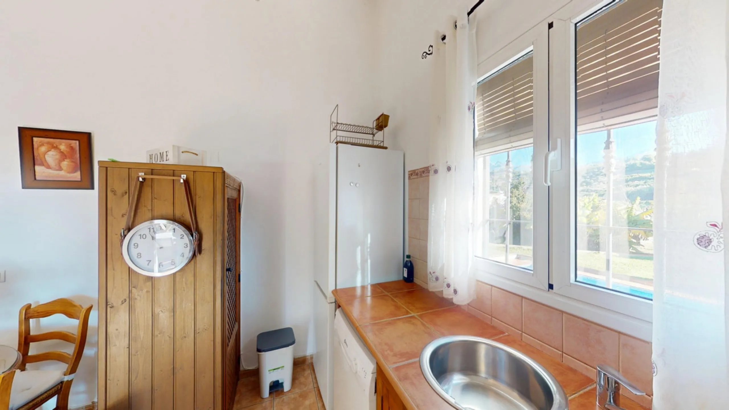 Discover this charming finca in Frigiliana, ideal for enjoying the climate and tranquility of the area. Inside, the house offers a spacious and bright living-dining room with a kitchenette, perfect for family gatherings or gatherings with friends. In addi