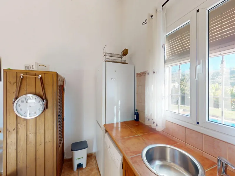 Discover this charming finca in Frigiliana, ideal for enjoying the climate and tranquility of the area. Inside, the house offers a spacious and bright living-dining room with a kitchenette, perfect for family gatherings or gatherings with friends. In addi