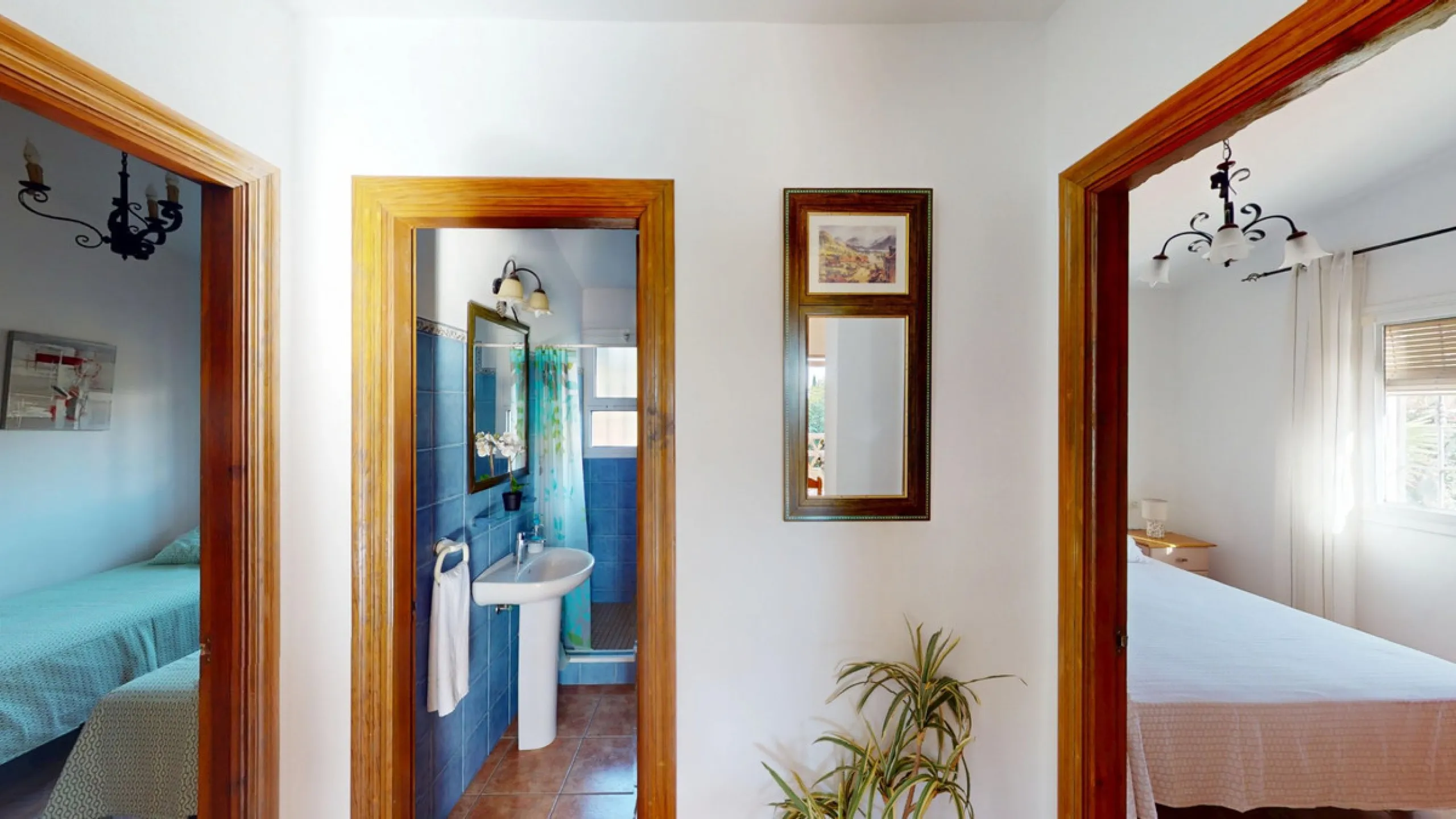 Discover this charming finca in Frigiliana, ideal for enjoying the climate and tranquility of the area. Inside, the house offers a spacious and bright living-dining room with a kitchenette, perfect for family gatherings or gatherings with friends. In addi