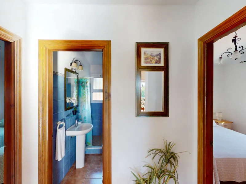 Discover this charming finca in Frigiliana, ideal for enjoying the climate and tranquility of the area. Inside, the house offers a spacious and bright living-dining room with a kitchenette, perfect for family gatherings or gatherings with friends. In addi