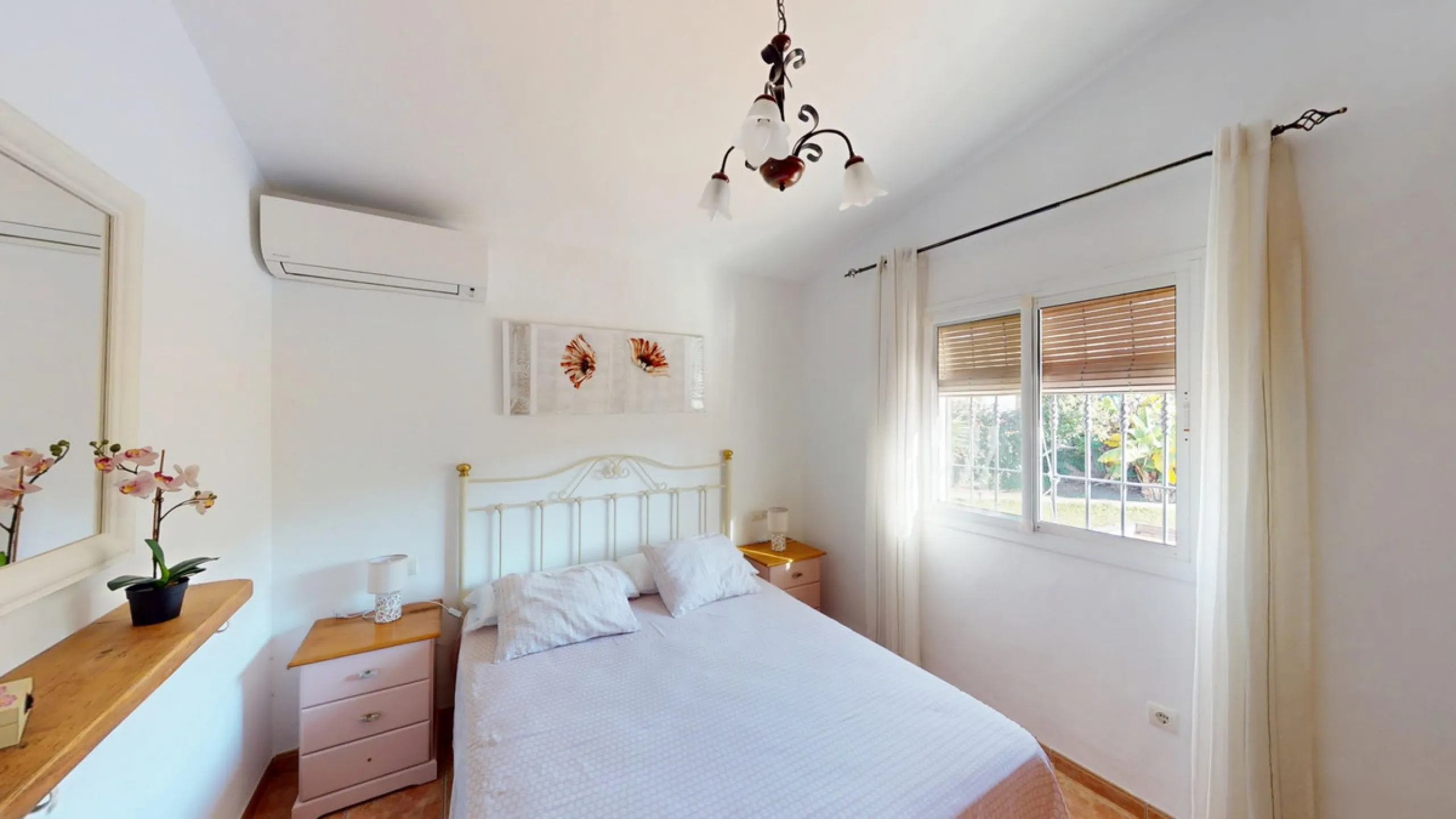 Discover this charming finca in Frigiliana, ideal for enjoying the climate and tranquility of the area. Inside, the house offers a spacious and bright living-dining room with a kitchenette, perfect for family gatherings or gatherings with friends. In addi