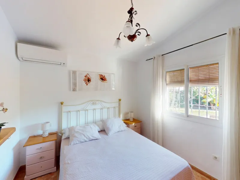 Discover this charming finca in Frigiliana, ideal for enjoying the climate and tranquility of the area. Inside, the house offers a spacious and bright living-dining room with a kitchenette, perfect for family gatherings or gatherings with friends. In addi
