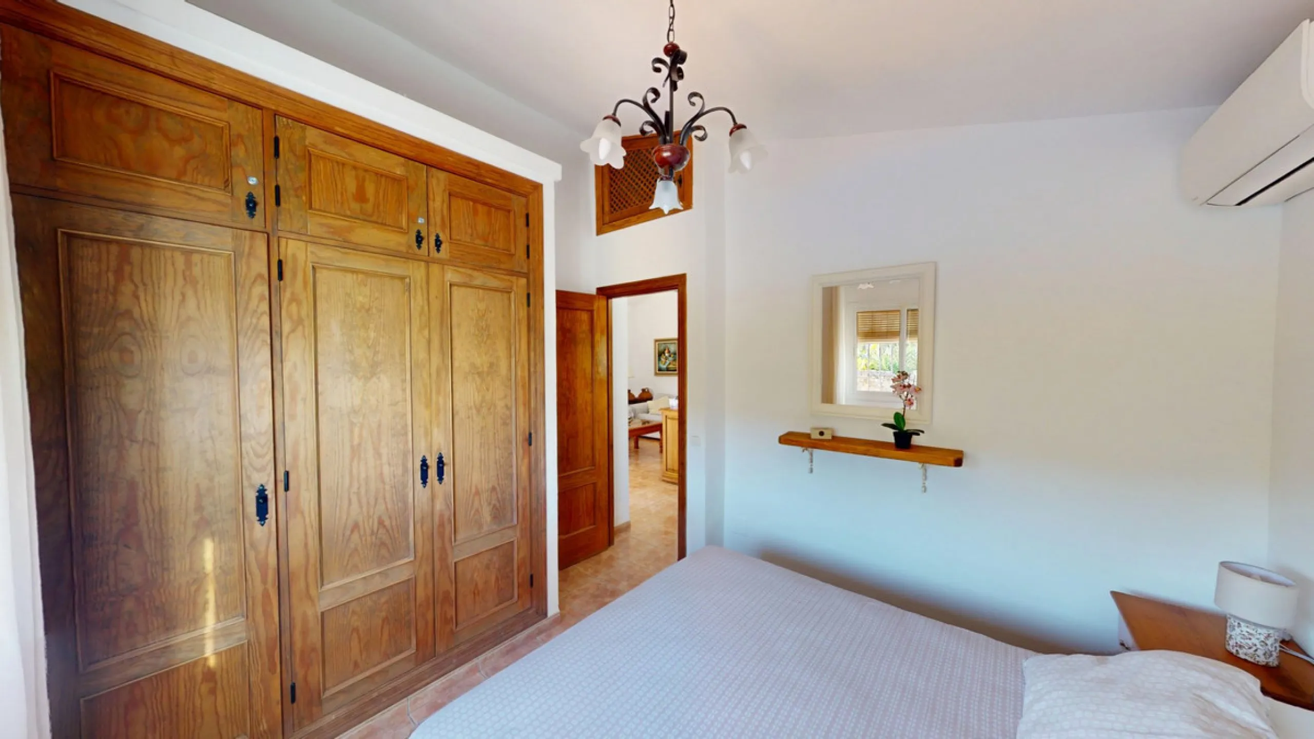 Discover this charming finca in Frigiliana, ideal for enjoying the climate and tranquility of the area. Inside, the house offers a spacious and bright living-dining room with a kitchenette, perfect for family gatherings or gatherings with friends. In addi