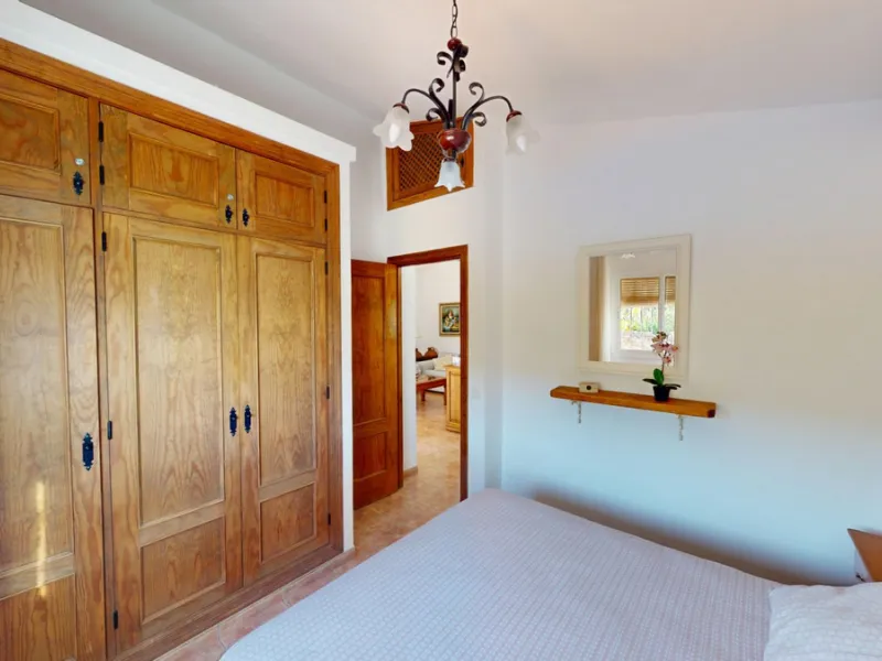 Discover this charming finca in Frigiliana, ideal for enjoying the climate and tranquility of the area. Inside, the house offers a spacious and bright living-dining room with a kitchenette, perfect for family gatherings or gatherings with friends. In addi