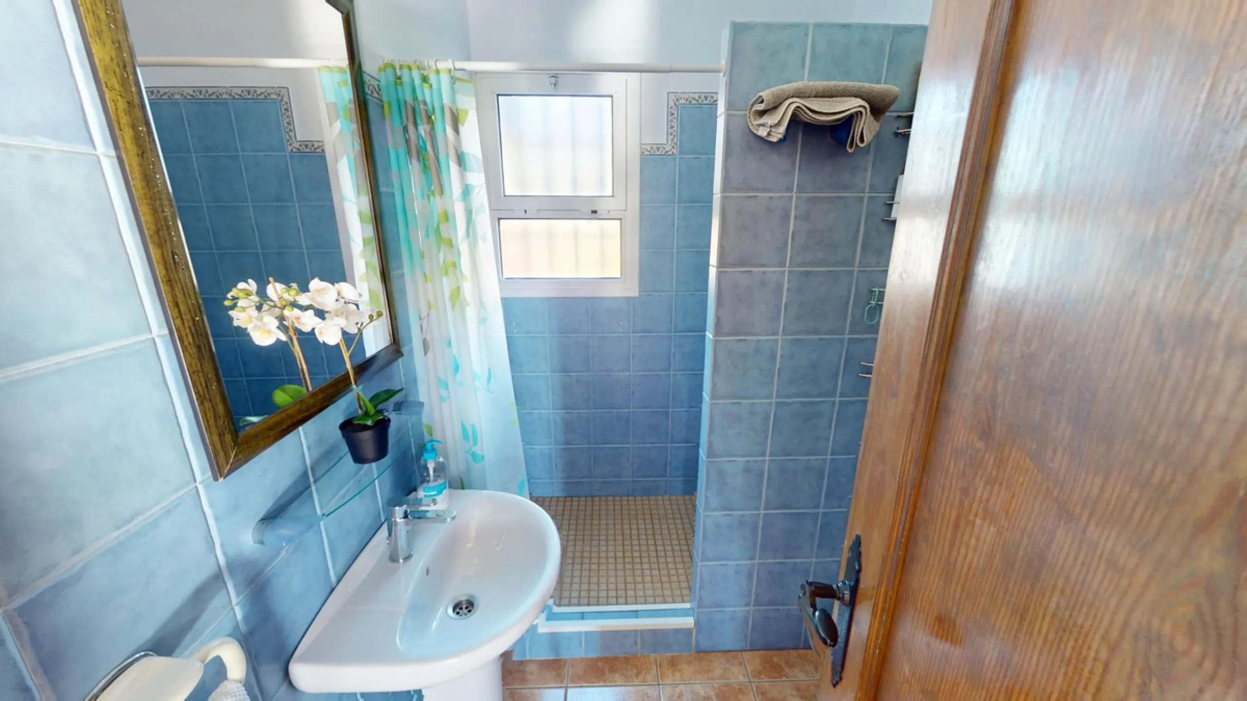 Discover this charming finca in Frigiliana, ideal for enjoying the climate and tranquility of the area. Inside, the house offers a spacious and bright living-dining room with a kitchenette, perfect for family gatherings or gatherings with friends. In addi