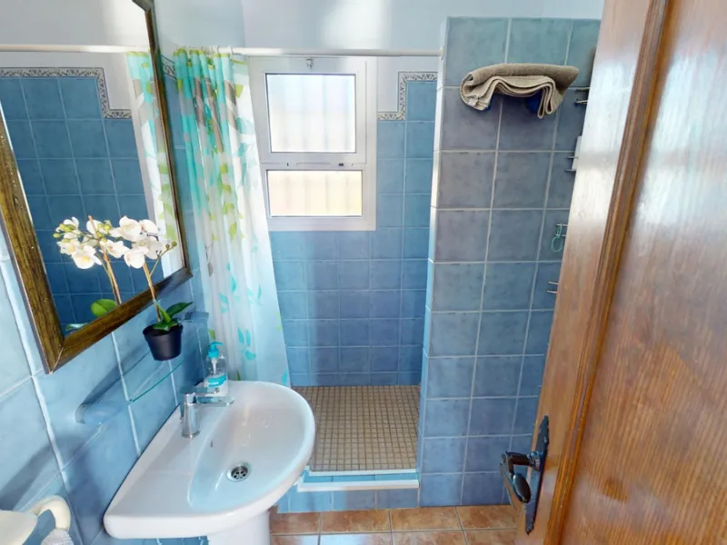 Discover this charming finca in Frigiliana, ideal for enjoying the climate and tranquility of the area. Inside, the house offers a spacious and bright living-dining room with a kitchenette, perfect for family gatherings or gatherings with friends. In addi