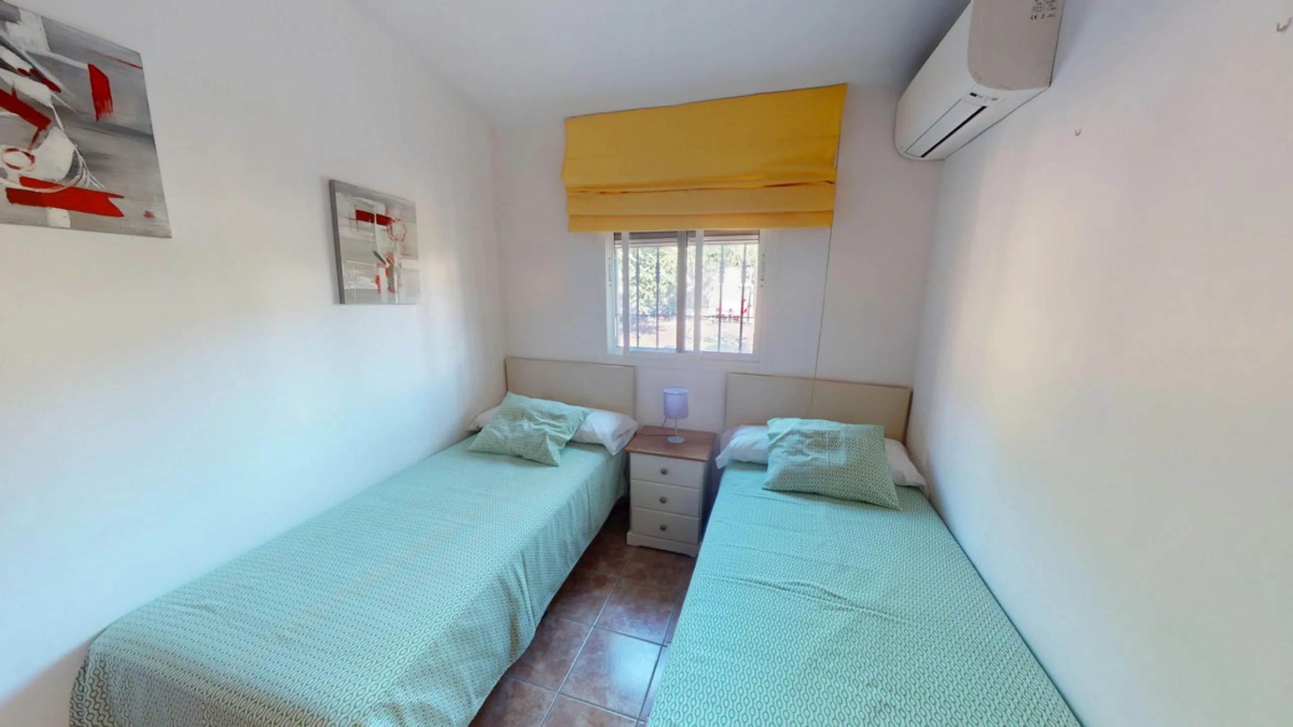 Discover this charming finca in Frigiliana, ideal for enjoying the climate and tranquility of the area. Inside, the house offers a spacious and bright living-dining room with a kitchenette, perfect for family gatherings or gatherings with friends. In addi