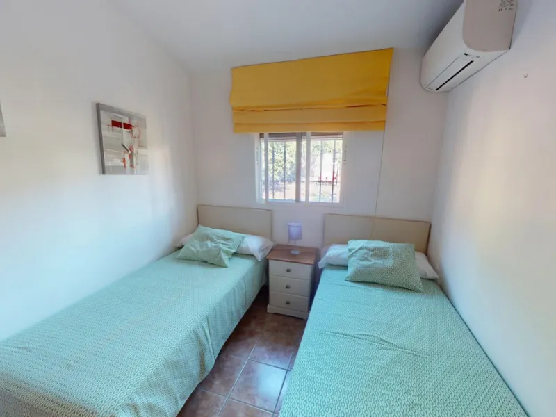 Discover this charming finca in Frigiliana, ideal for enjoying the climate and tranquility of the area. Inside, the house offers a spacious and bright living-dining room with a kitchenette, perfect for family gatherings or gatherings with friends. In addi