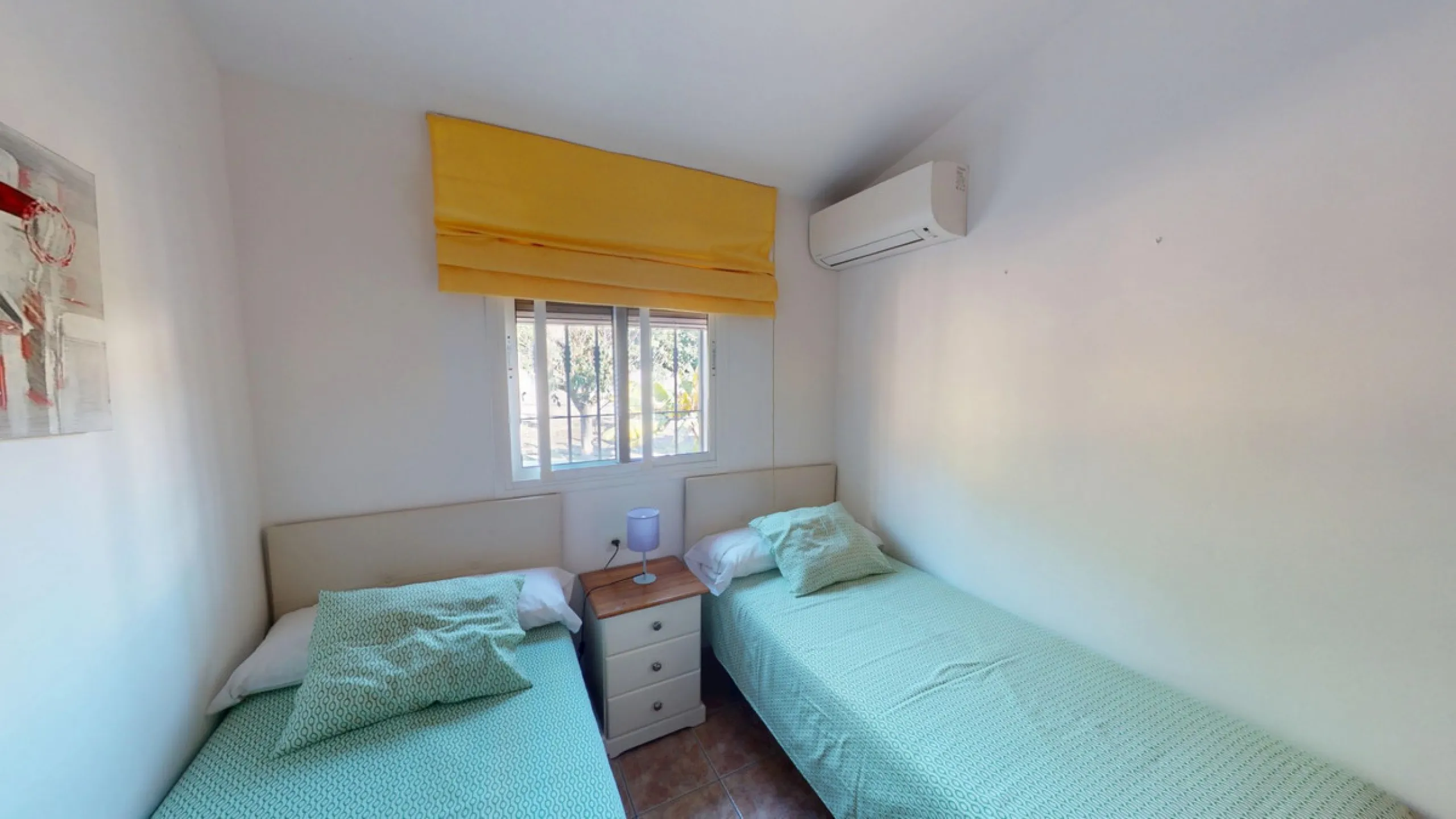 Discover this charming finca in Frigiliana, ideal for enjoying the climate and tranquility of the area. Inside, the house offers a spacious and bright living-dining room with a kitchenette, perfect for family gatherings or gatherings with friends. In addi