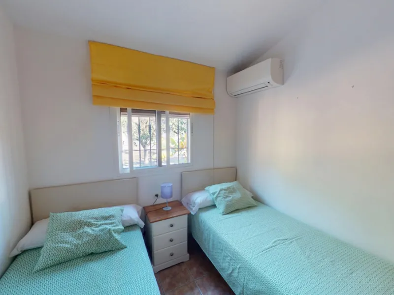 Discover this charming finca in Frigiliana, ideal for enjoying the climate and tranquility of the area. Inside, the house offers a spacious and bright living-dining room with a kitchenette, perfect for family gatherings or gatherings with friends. In addi