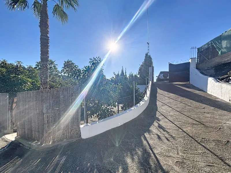 Discover this charming finca in Frigiliana, ideal for enjoying the climate and tranquility of the area. Inside, the house offers a spacious and bright living-dining room with a kitchenette, perfect for family gatherings or gatherings with friends. In addi
