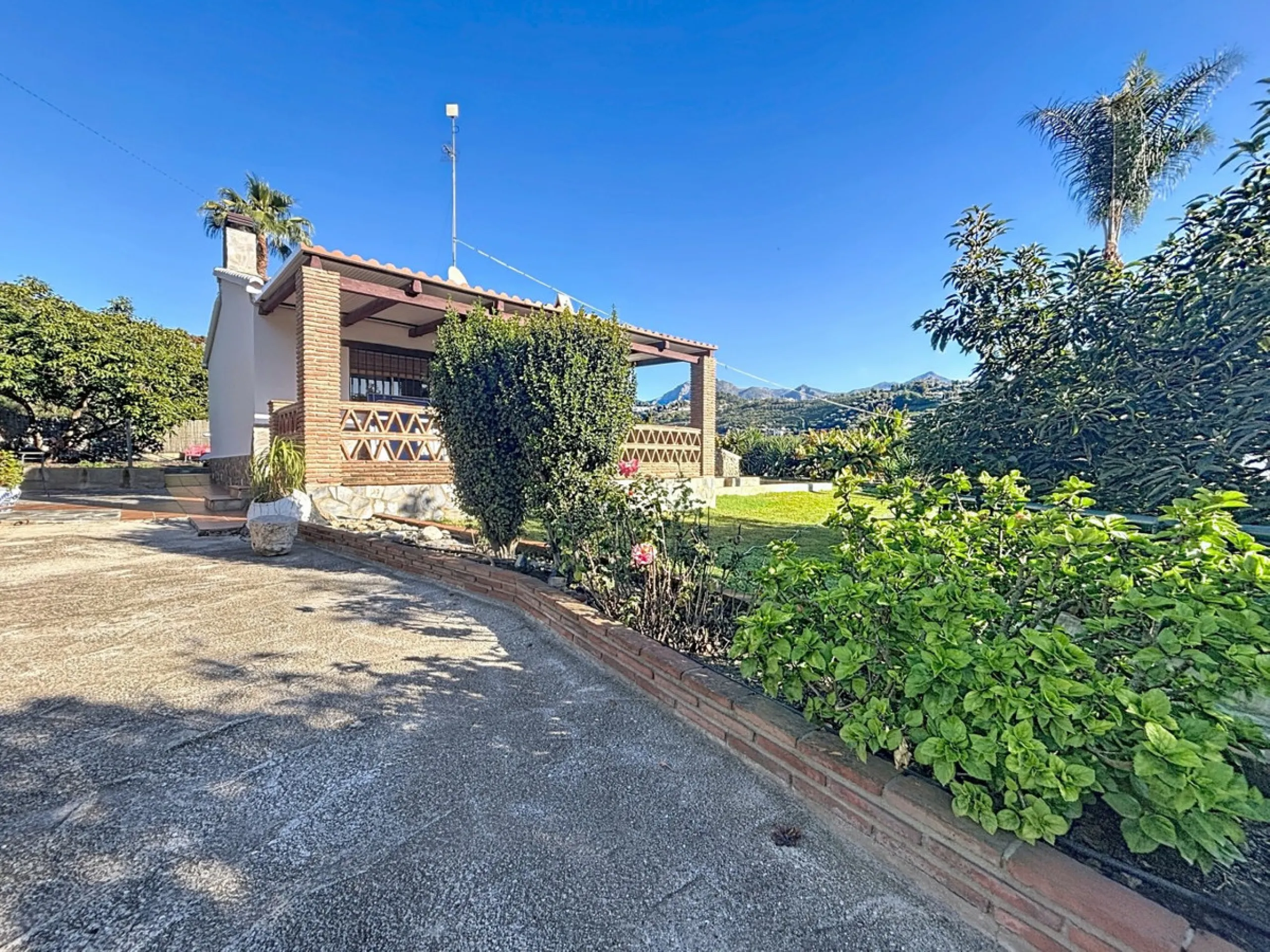 Discover this charming finca in Frigiliana, ideal for enjoying the climate and tranquility of the area. Inside, the house offers a spacious and bright living-dining room with a kitchenette, perfect for family gatherings or gatherings with friends. In addi