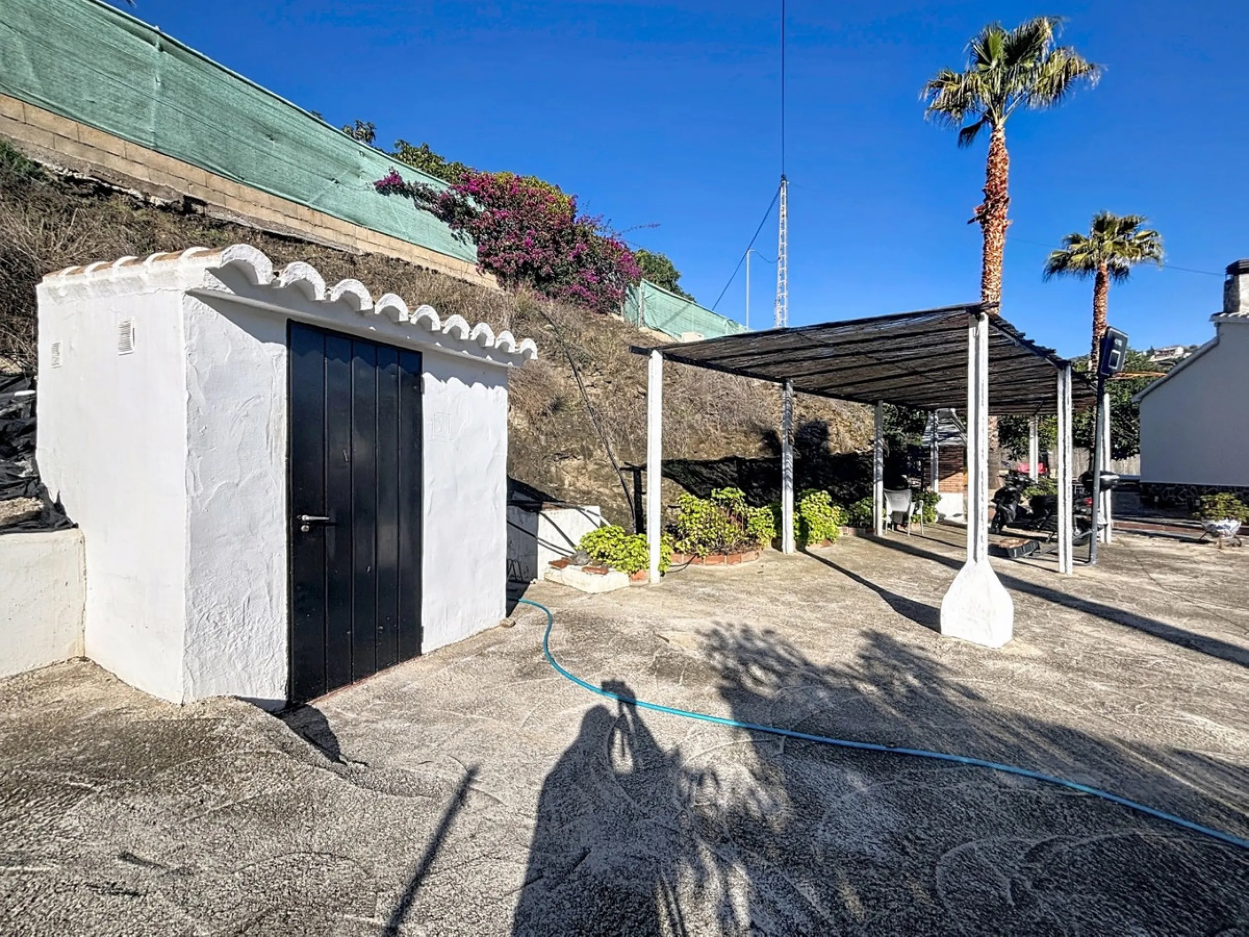 Discover this charming finca in Frigiliana, ideal for enjoying the climate and tranquility of the area. Inside, the house offers a spacious and bright living-dining room with a kitchenette, perfect for family gatherings or gatherings with friends. In addi