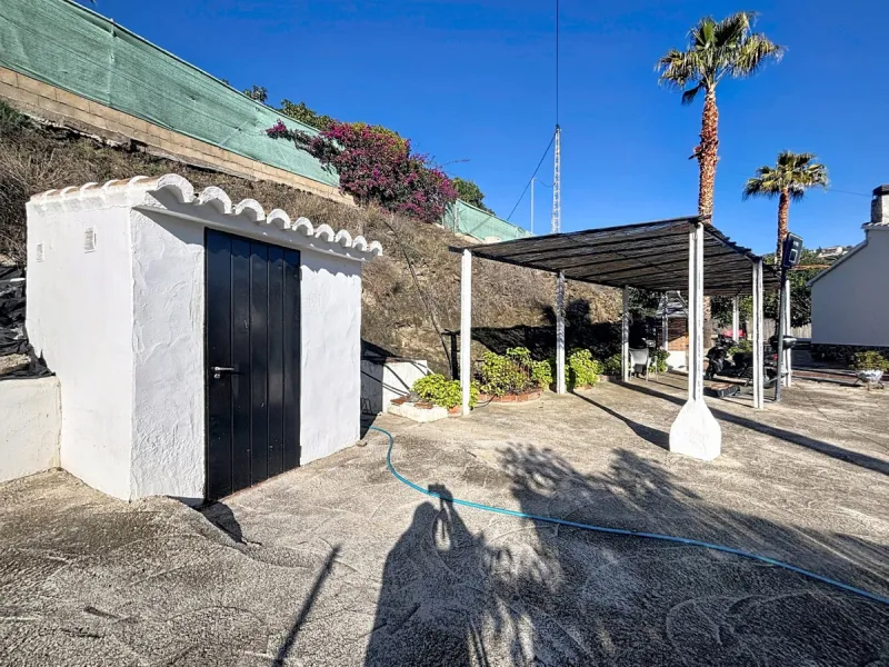 Discover this charming finca in Frigiliana, ideal for enjoying the climate and tranquility of the area. Inside, the house offers a spacious and bright living-dining room with a kitchenette, perfect for family gatherings or gatherings with friends. In addi