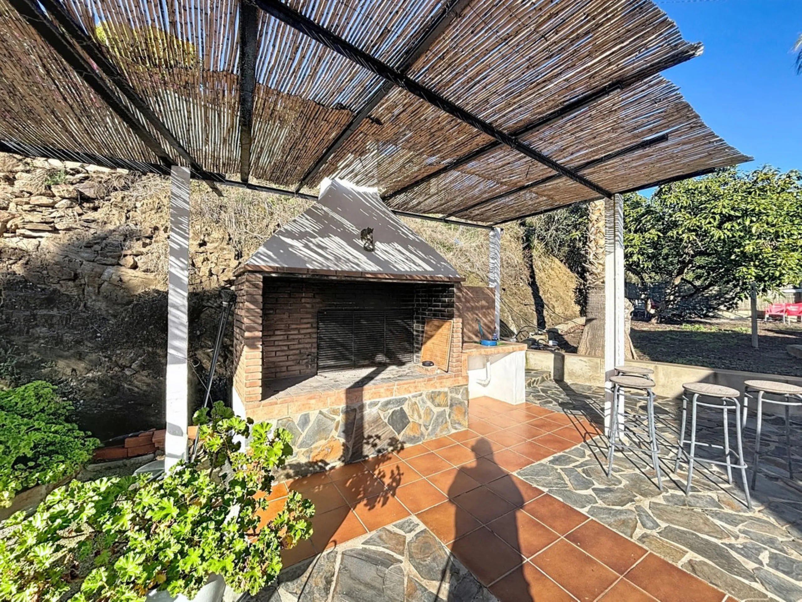 Discover this charming finca in Frigiliana, ideal for enjoying the climate and tranquility of the area. Inside, the house offers a spacious and bright living-dining room with a kitchenette, perfect for family gatherings or gatherings with friends. In addi