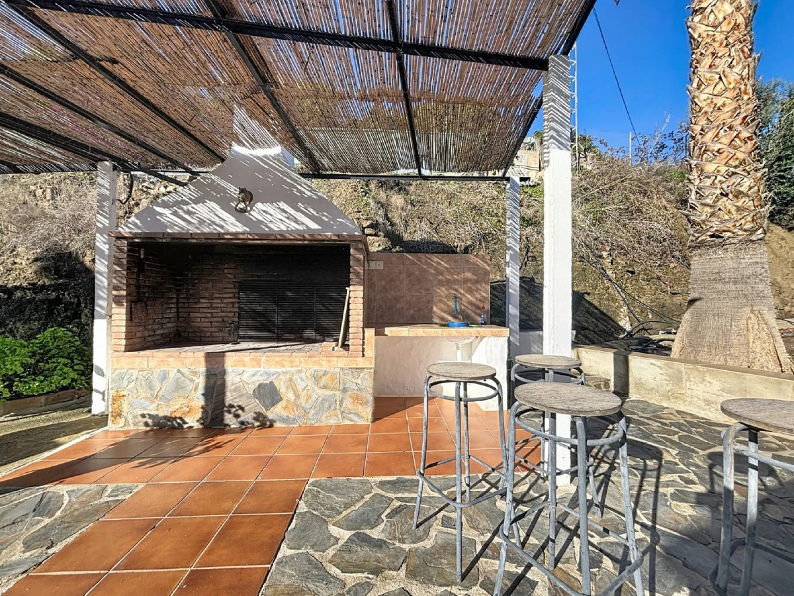 Discover this charming finca in Frigiliana, ideal for enjoying the climate and tranquility of the area. Inside, the house offers a spacious and bright living-dining room with a kitchenette, perfect for family gatherings or gatherings with friends. In addi