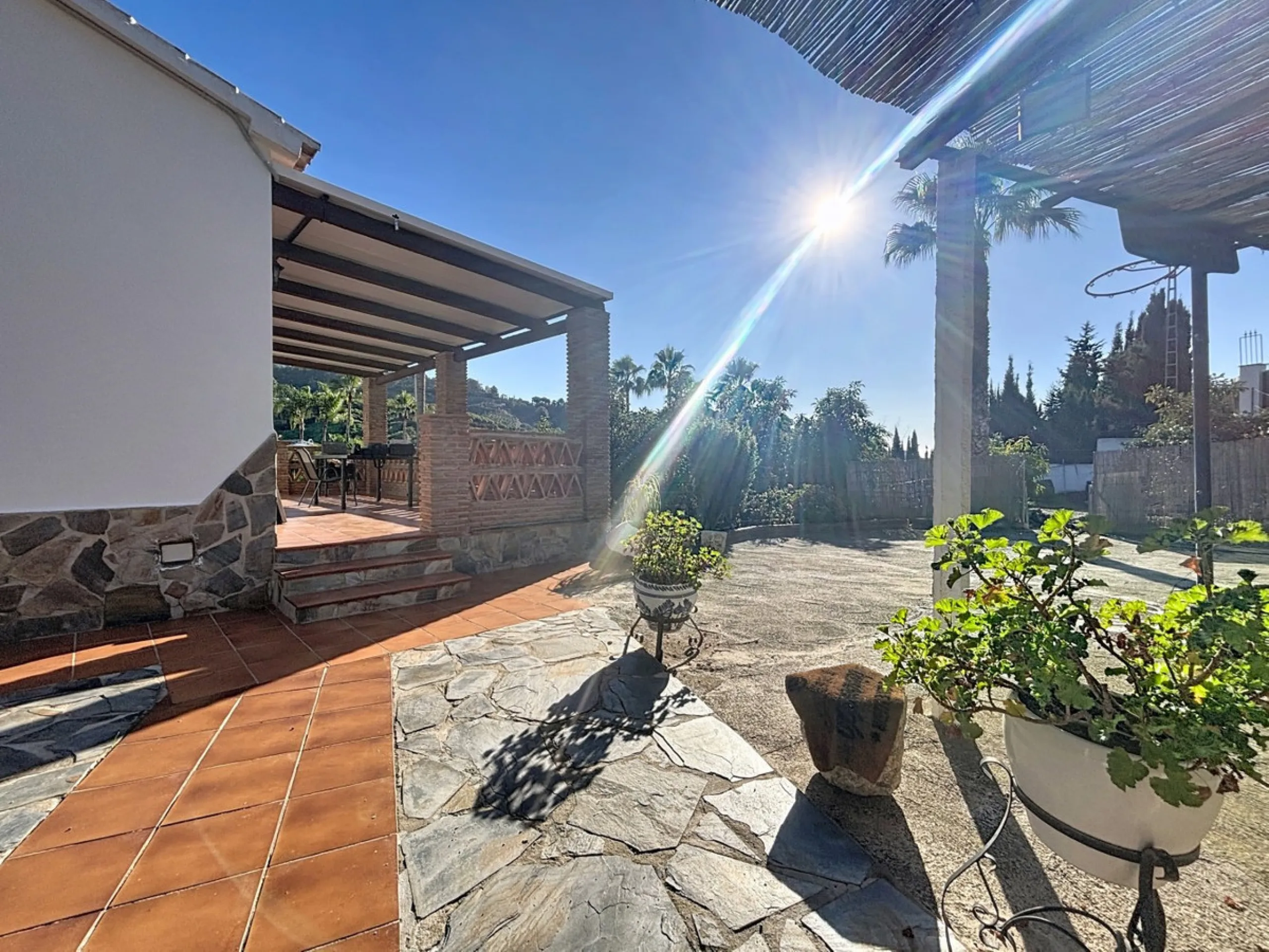 Discover this charming finca in Frigiliana, ideal for enjoying the climate and tranquility of the area. Inside, the house offers a spacious and bright living-dining room with a kitchenette, perfect for family gatherings or gatherings with friends. In addi