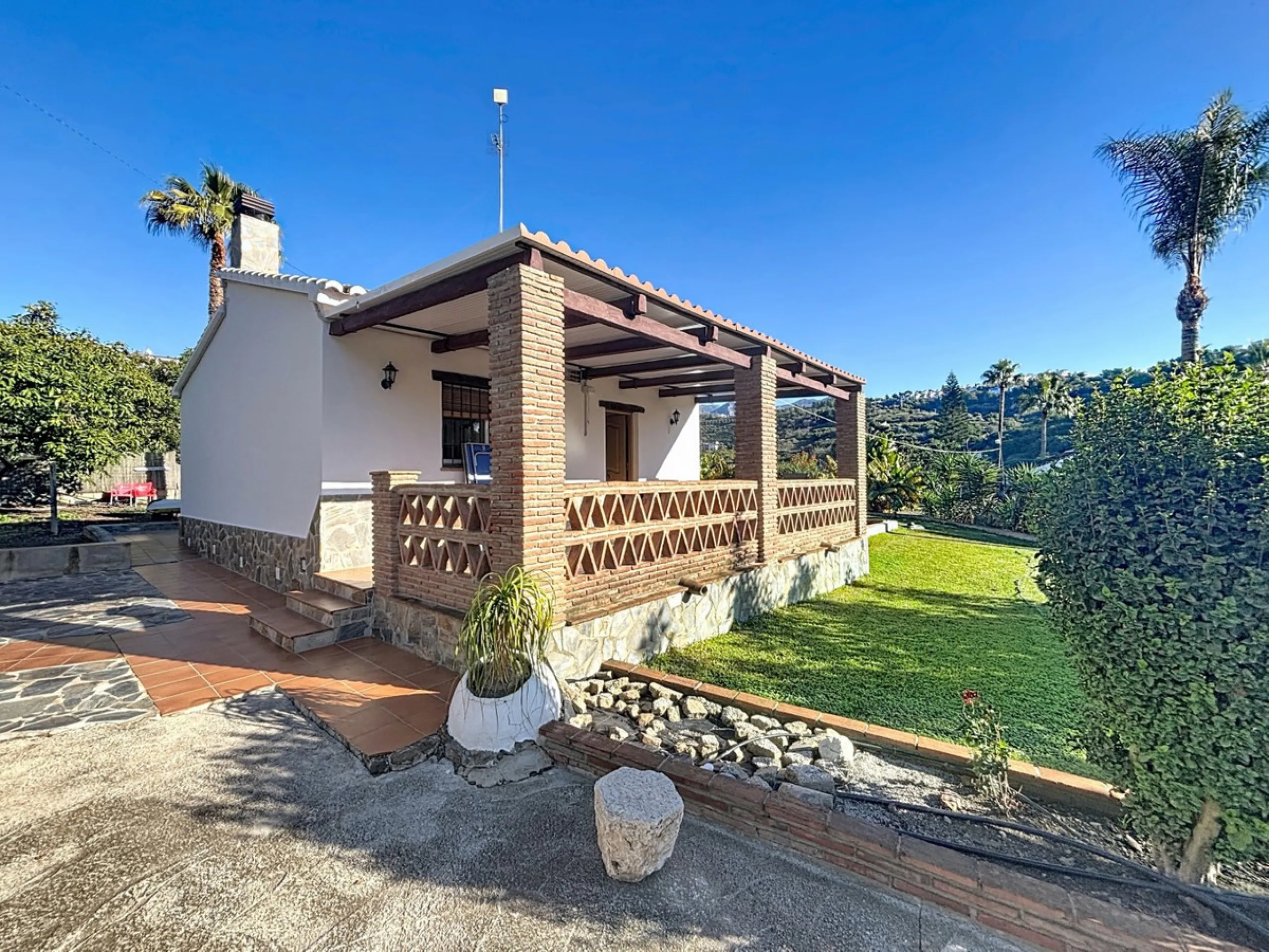 Discover this charming finca in Frigiliana, ideal for enjoying the climate and tranquility of the area. Inside, the house offers a spacious and bright living-dining room with a kitchenette, perfect for family gatherings or gatherings with friends. In addi