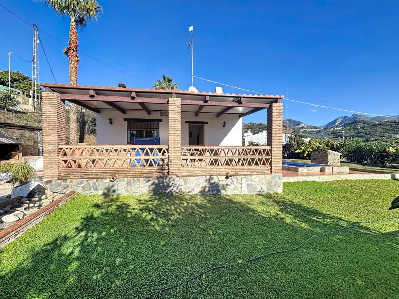 Discover this charming finca in Frigiliana, ideal for enjoying the climate and tranquility of the area. Inside, the house offers a spacious and bright living-dining room with a kitchenette, perfect for family gatherings or gatherings with friends. In addi