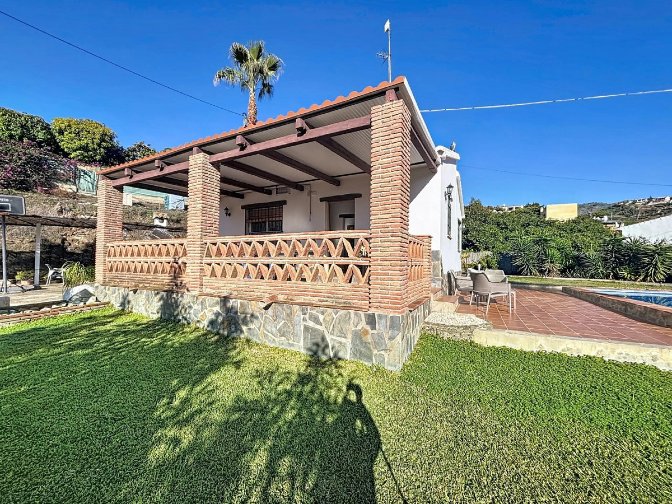 Discover this charming finca in Frigiliana, ideal for enjoying the climate and tranquility of the area. Inside, the house offers a spacious and bright living-dining room with a kitchenette, perfect for family gatherings or gatherings with friends. In addi