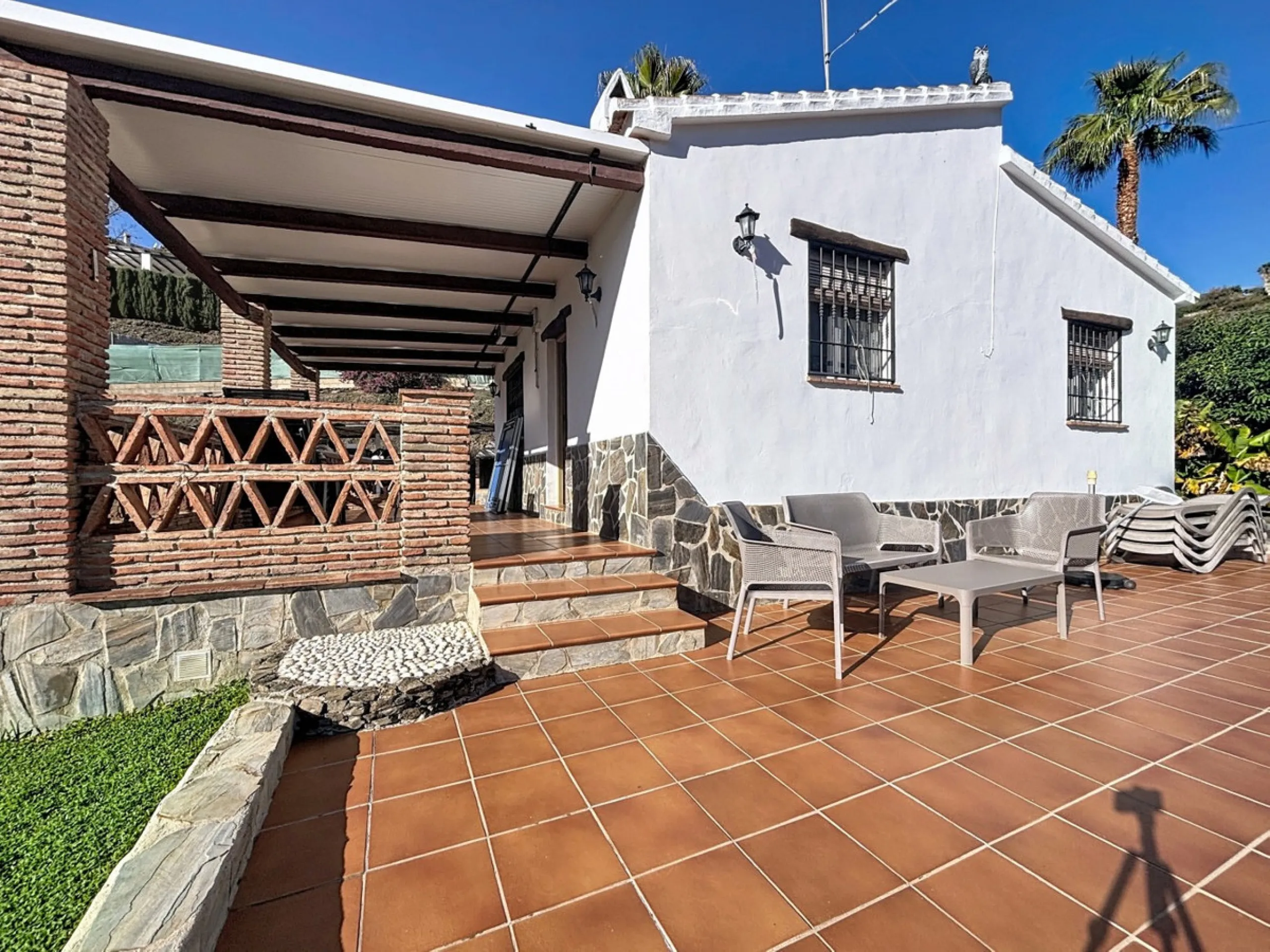 Discover this charming finca in Frigiliana, ideal for enjoying the climate and tranquility of the area. Inside, the house offers a spacious and bright living-dining room with a kitchenette, perfect for family gatherings or gatherings with friends. In addi