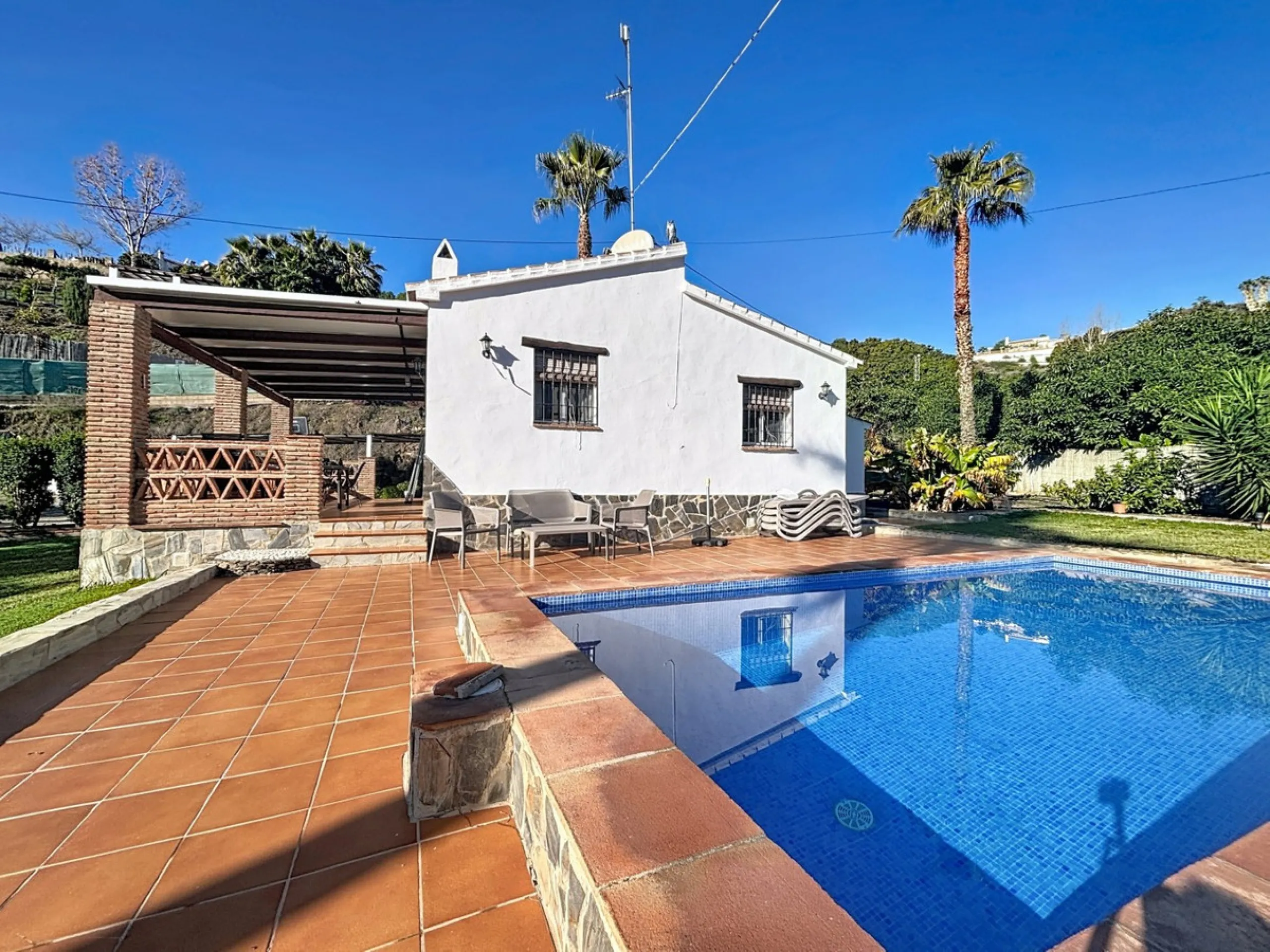 Discover this charming finca in Frigiliana, ideal for enjoying the climate and tranquility of the area. Inside, the house offers a spacious and bright living-dining room with a kitchenette, perfect for family gatherings or gatherings with friends. In addi