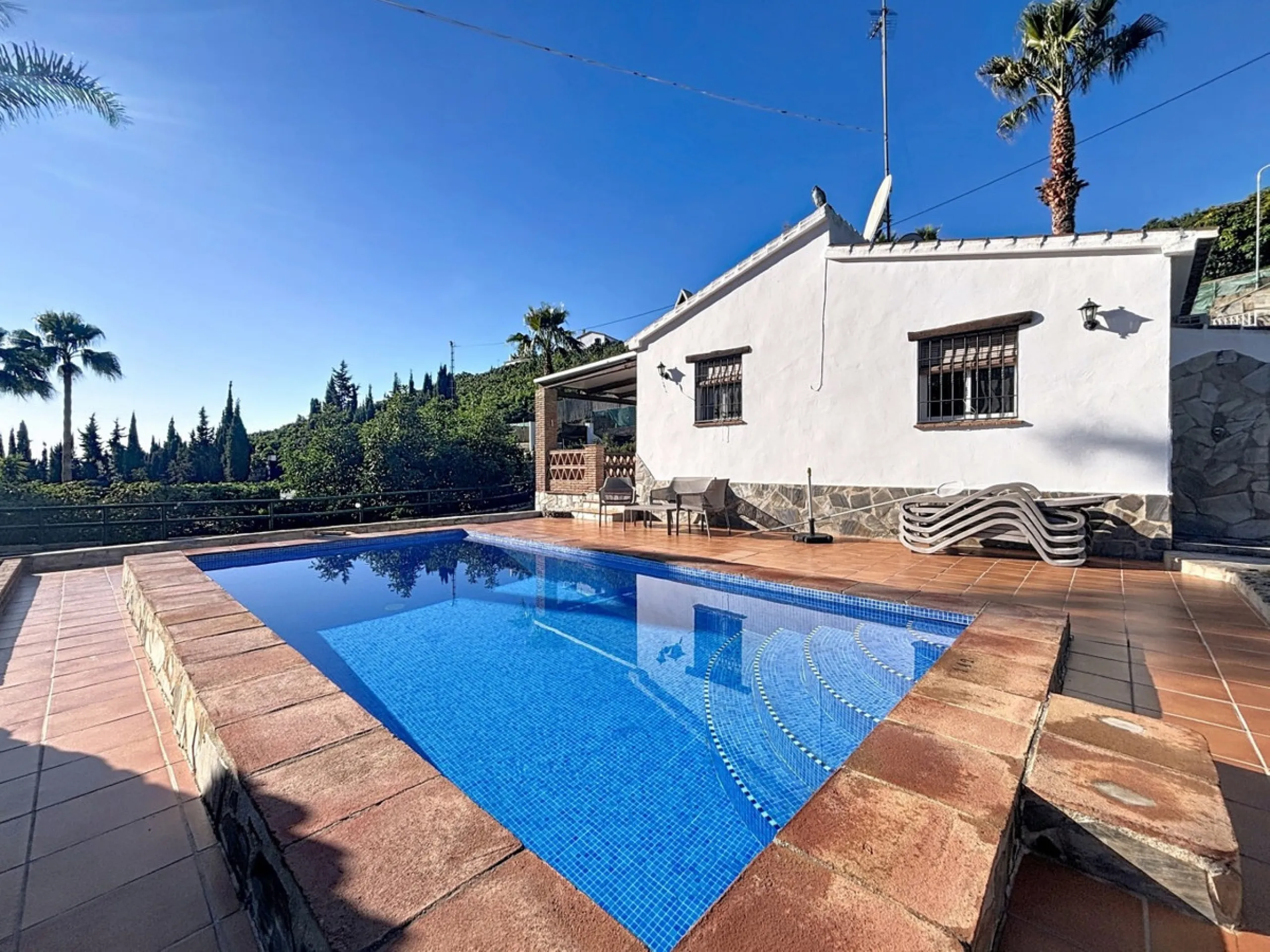 Discover this charming finca in Frigiliana, ideal for enjoying the climate and tranquility of the area. Inside, the house offers a spacious and bright living-dining room with a kitchenette, perfect for family gatherings or gatherings with friends. In addi