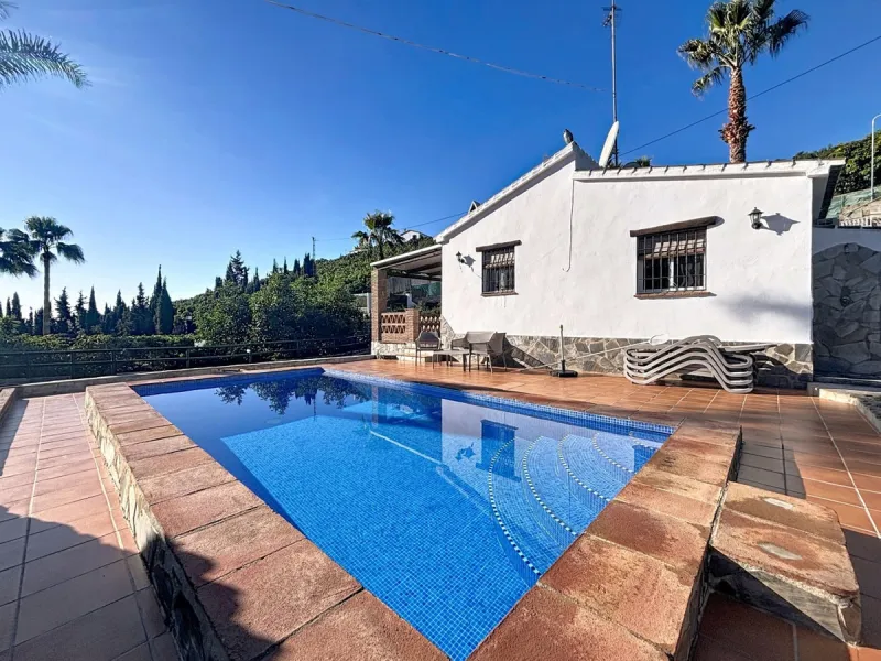 Discover this charming finca in Frigiliana, ideal for enjoying the climate and tranquility of the area. Inside, the house offers a spacious and bright living-dining room with a kitchenette, perfect for family gatherings or gatherings with friends. In addi