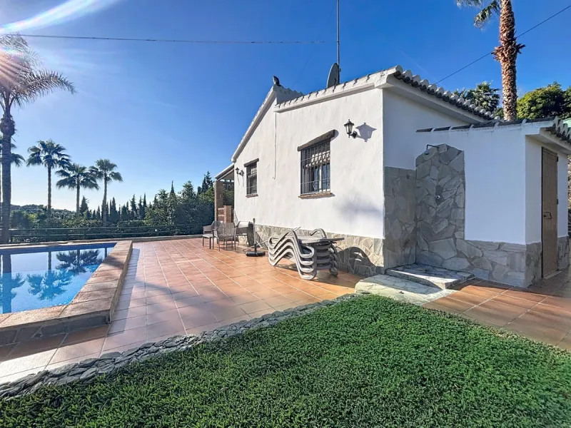 Discover this charming finca in Frigiliana, ideal for enjoying the climate and tranquility of the area. Inside, the house offers a spacious and bright living-dining room with a kitchenette, perfect for family gatherings or gatherings with friends. In addi