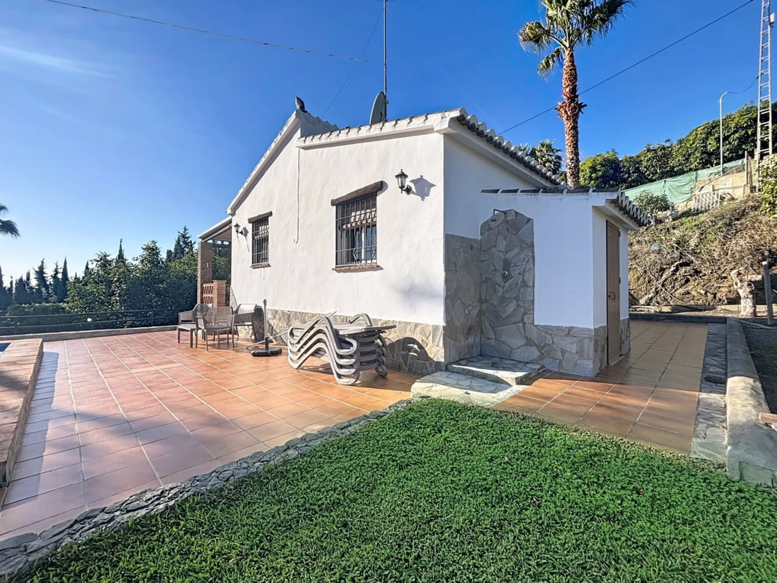 Discover this charming finca in Frigiliana, ideal for enjoying the climate and tranquility of the area. Inside, the house offers a spacious and bright living-dining room with a kitchenette, perfect for family gatherings or gatherings with friends. In addi