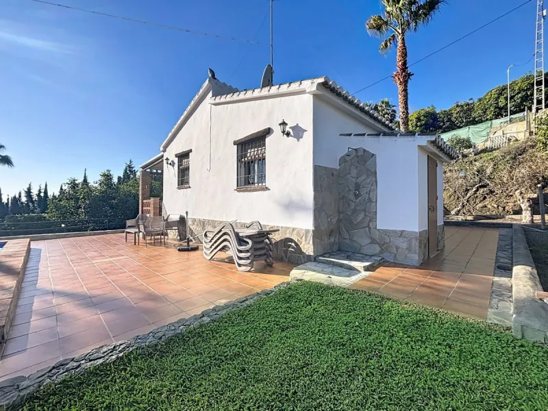 Discover this charming finca in Frigiliana, ideal for enjoying the climate and tranquility of the area. Inside, the house offers a spacious and bright living-dining room with a kitchenette, perfect for family gatherings or gatherings with friends. In addi