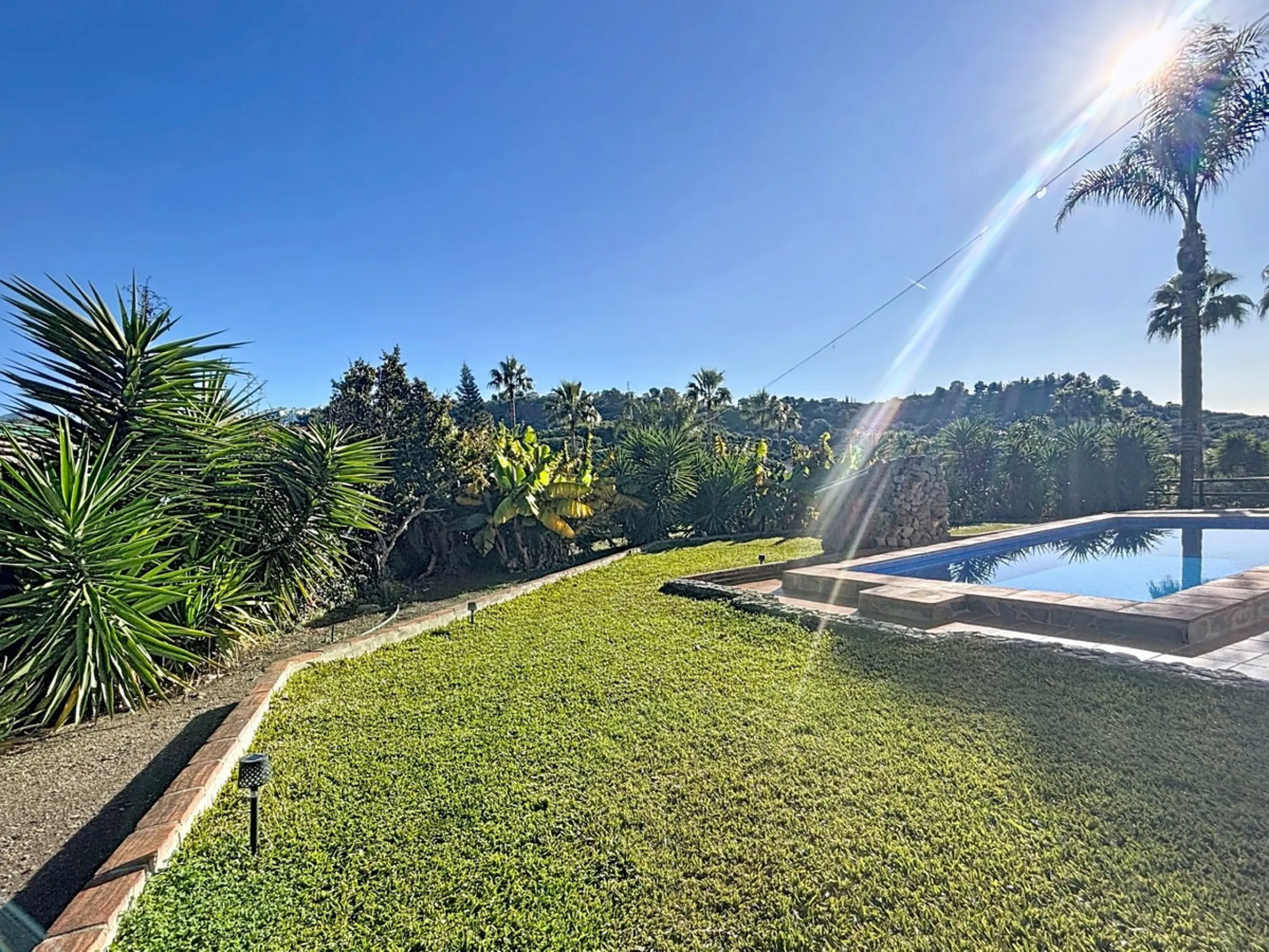 Discover this charming finca in Frigiliana, ideal for enjoying the climate and tranquility of the area. Inside, the house offers a spacious and bright living-dining room with a kitchenette, perfect for family gatherings or gatherings with friends. In addi