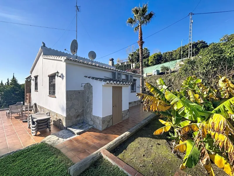 Discover this charming finca in Frigiliana, ideal for enjoying the climate and tranquility of the area. Inside, the house offers a spacious and bright living-dining room with a kitchenette, perfect for family gatherings or gatherings with friends. In addi