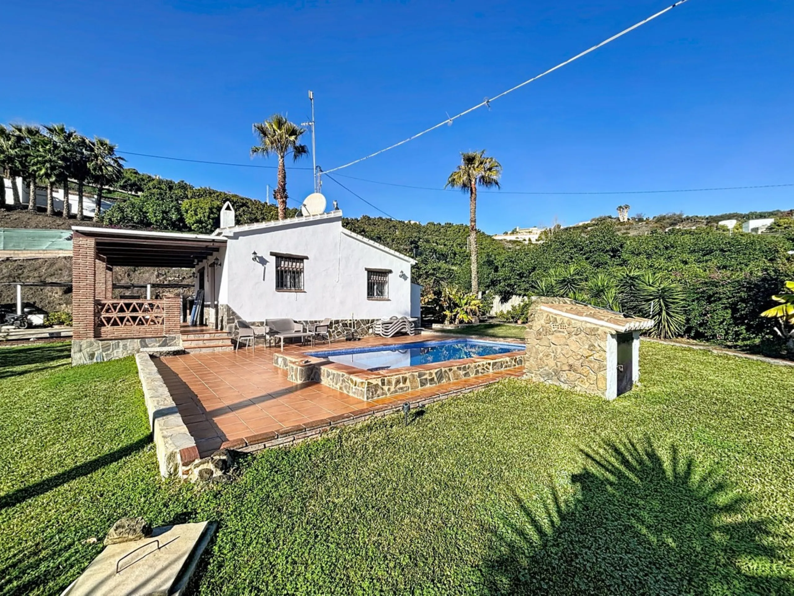 Discover this charming finca in Frigiliana, ideal for enjoying the climate and tranquility of the area. Inside, the house offers a spacious and bright living-dining room with a kitchenette, perfect for family gatherings or gatherings with friends. In addi