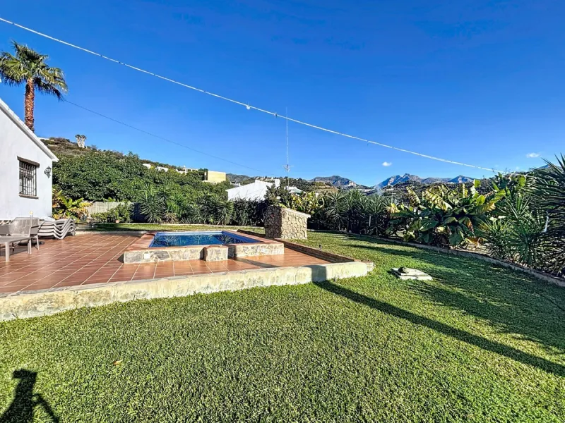 Discover this charming finca in Frigiliana, ideal for enjoying the climate and tranquility of the area. Inside, the house offers a spacious and bright living-dining room with a kitchenette, perfect for family gatherings or gatherings with friends. In addi