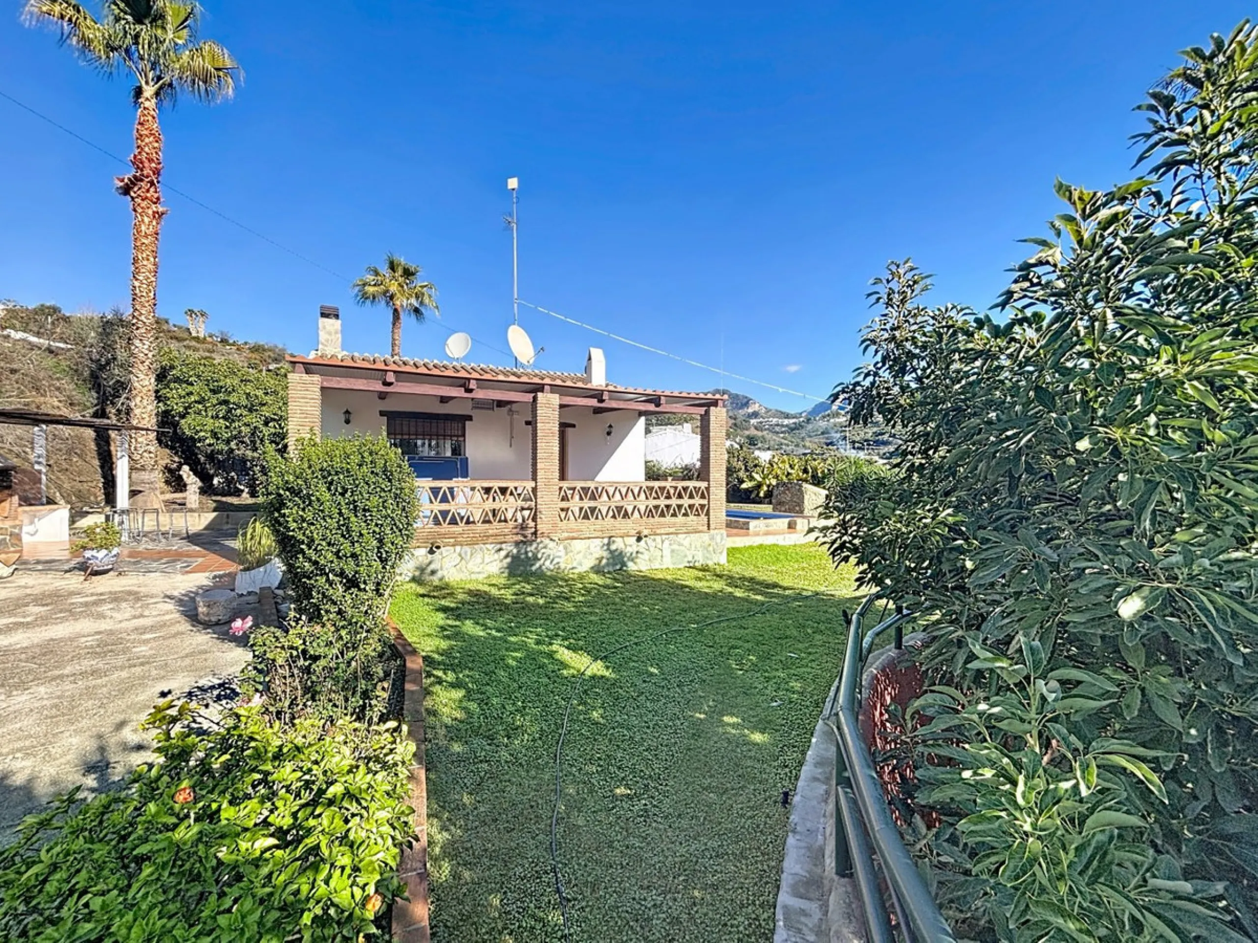 Discover this charming finca in Frigiliana, ideal for enjoying the climate and tranquility of the area. Inside, the house offers a spacious and bright living-dining room with a kitchenette, perfect for family gatherings or gatherings with friends. In addi