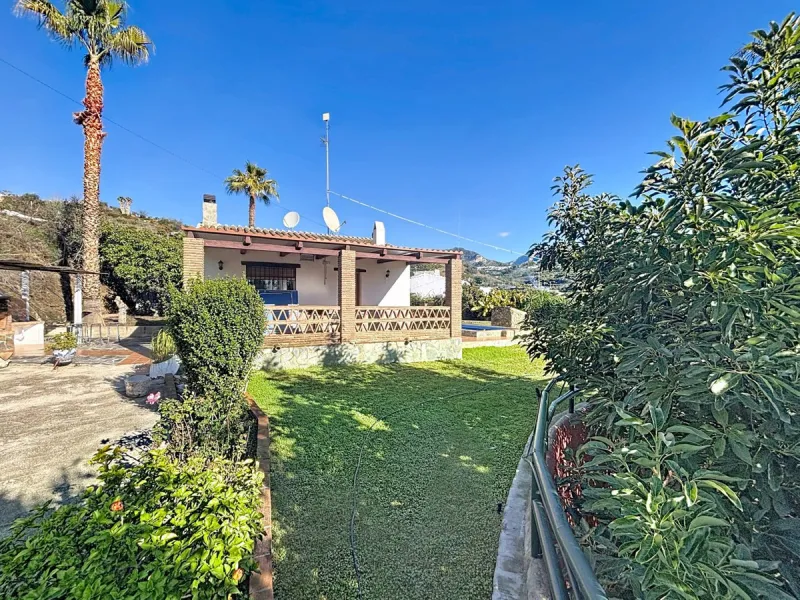 Discover this charming finca in Frigiliana, ideal for enjoying the climate and tranquility of the area. Inside, the house offers a spacious and bright living-dining room with a kitchenette, perfect for family gatherings or gatherings with friends. In addi