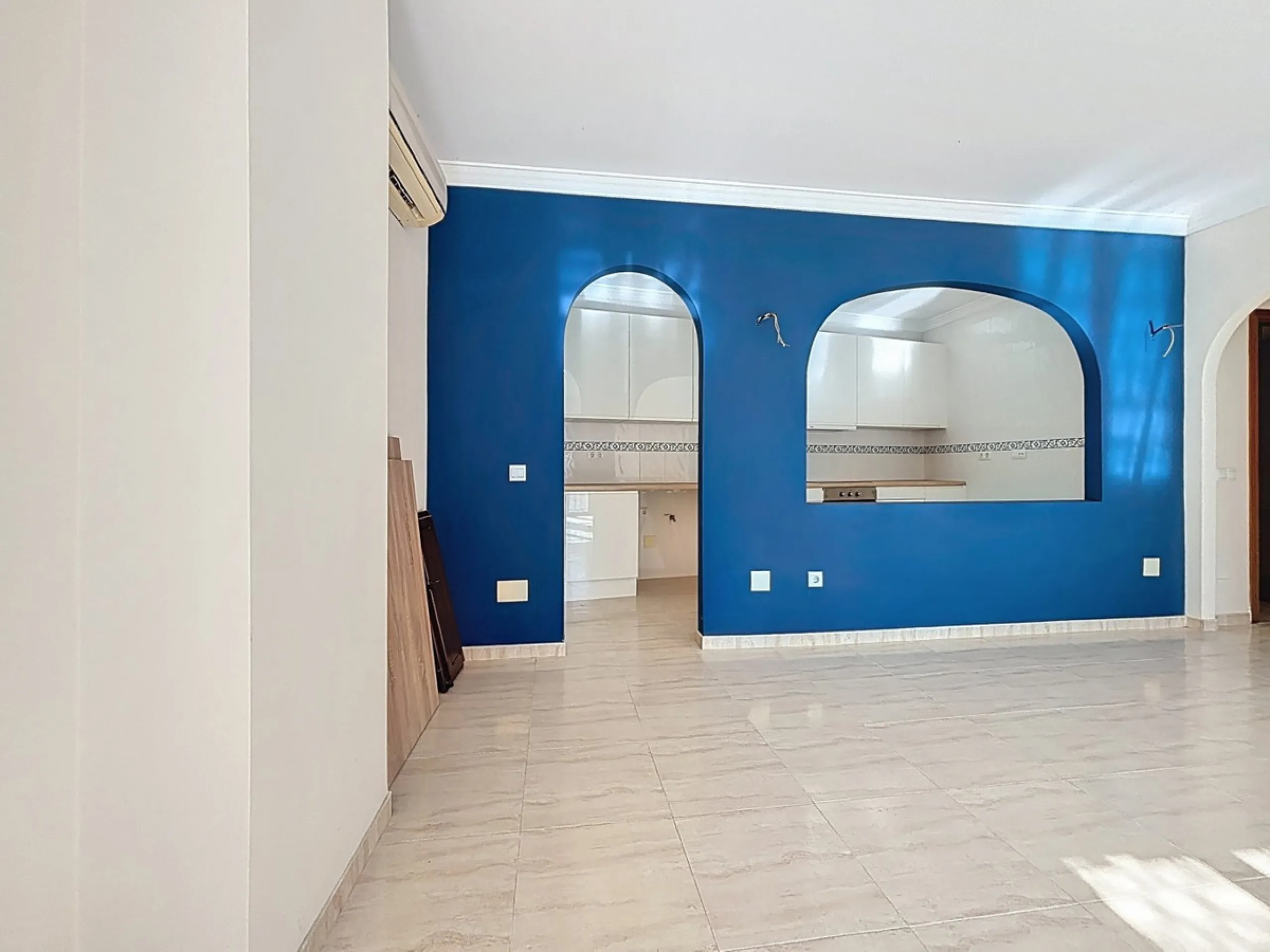 A complete block of homes located in Algarrobo Pueblo is offered for sale, consisting of three floors with three independent apartments, ideal for both investment and family residential use. On the first floor is the first apartment, which has a living ro