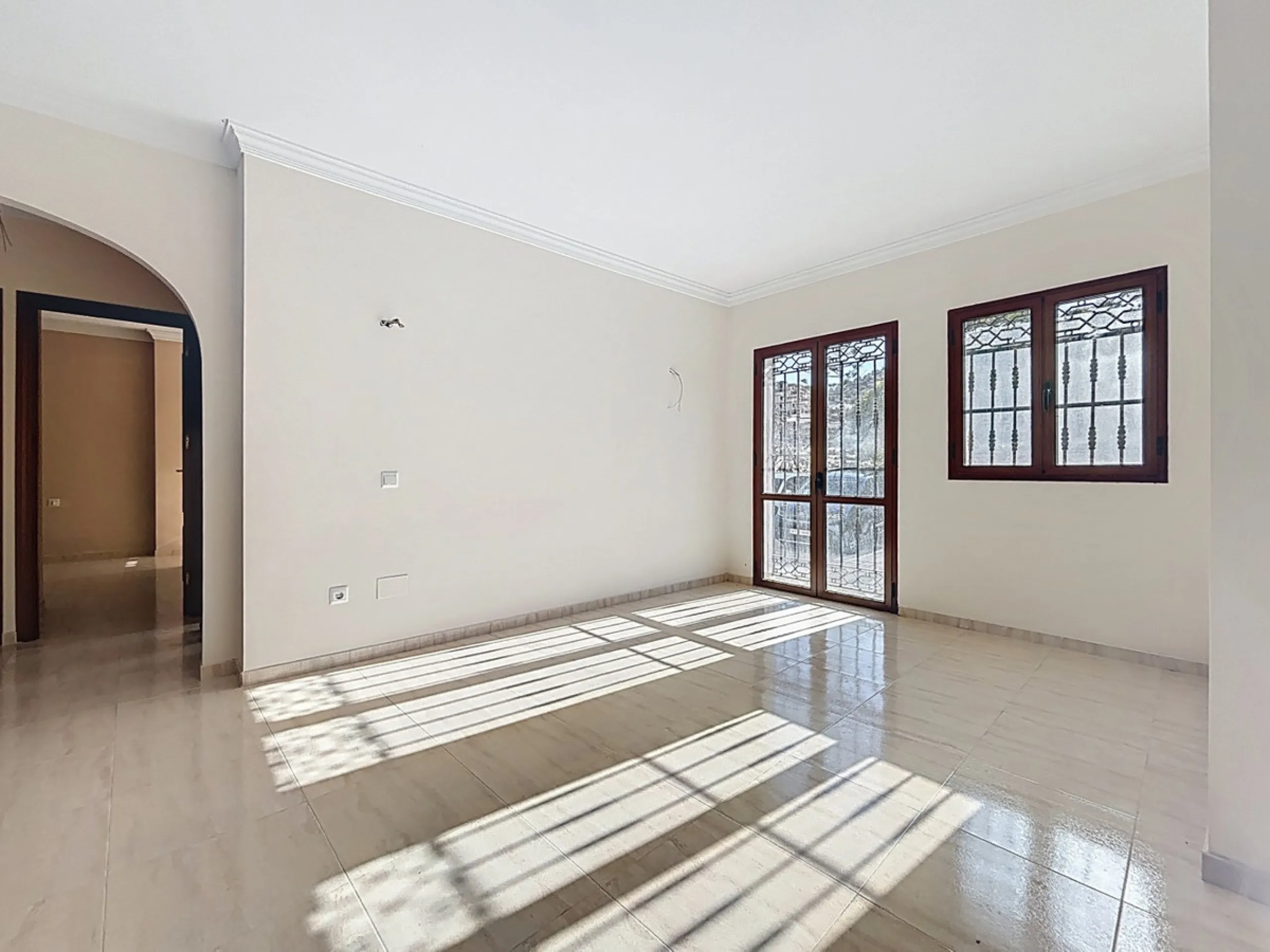A complete block of homes located in Algarrobo Pueblo is offered for sale, consisting of three floors with three independent apartments, ideal for both investment and family residential use. On the first floor is the first apartment, which has a living ro