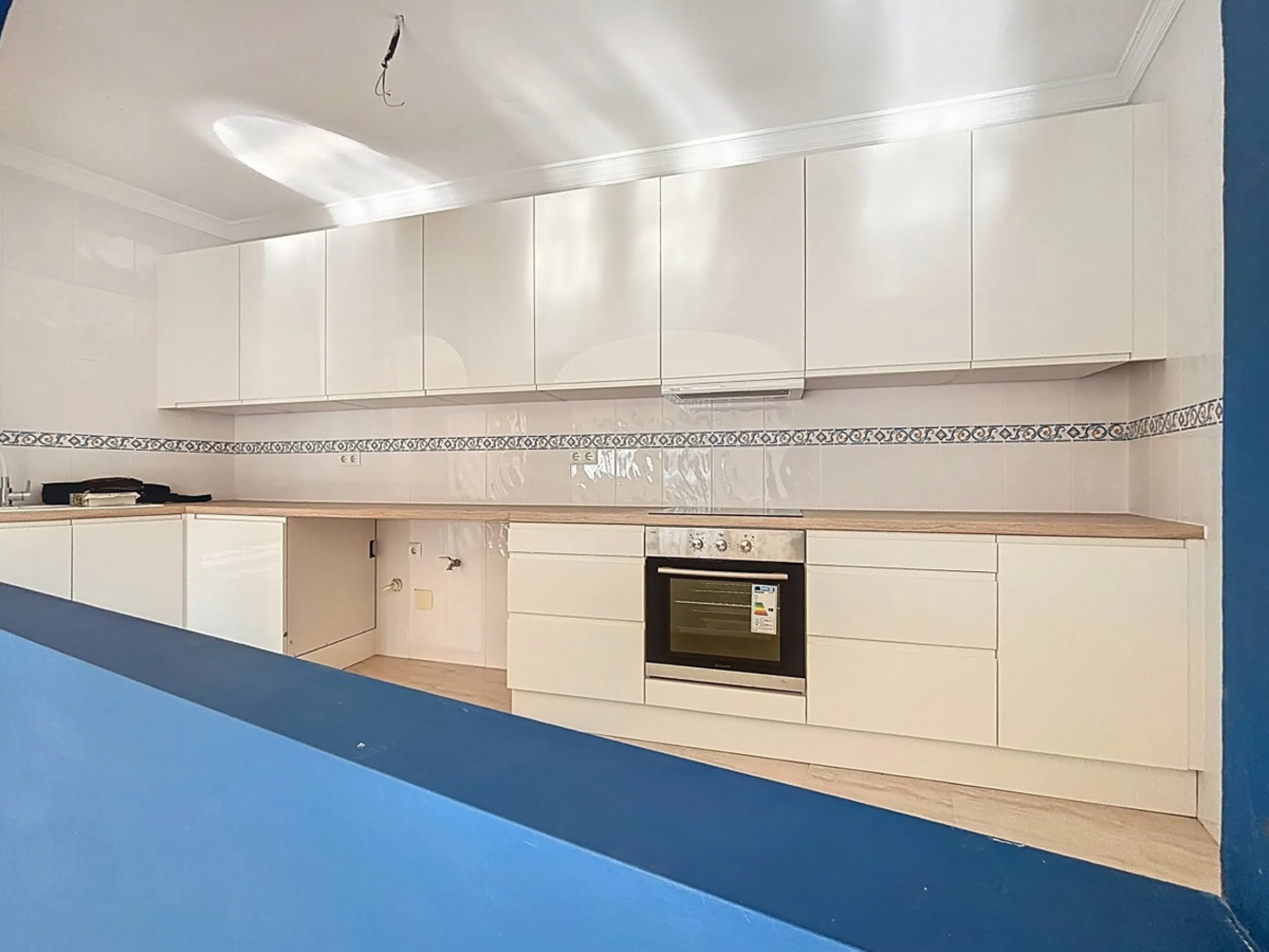 A complete block of homes located in Algarrobo Pueblo is offered for sale, consisting of three floors with three independent apartments, ideal for both investment and family residential use. On the first floor is the first apartment, which has a living ro