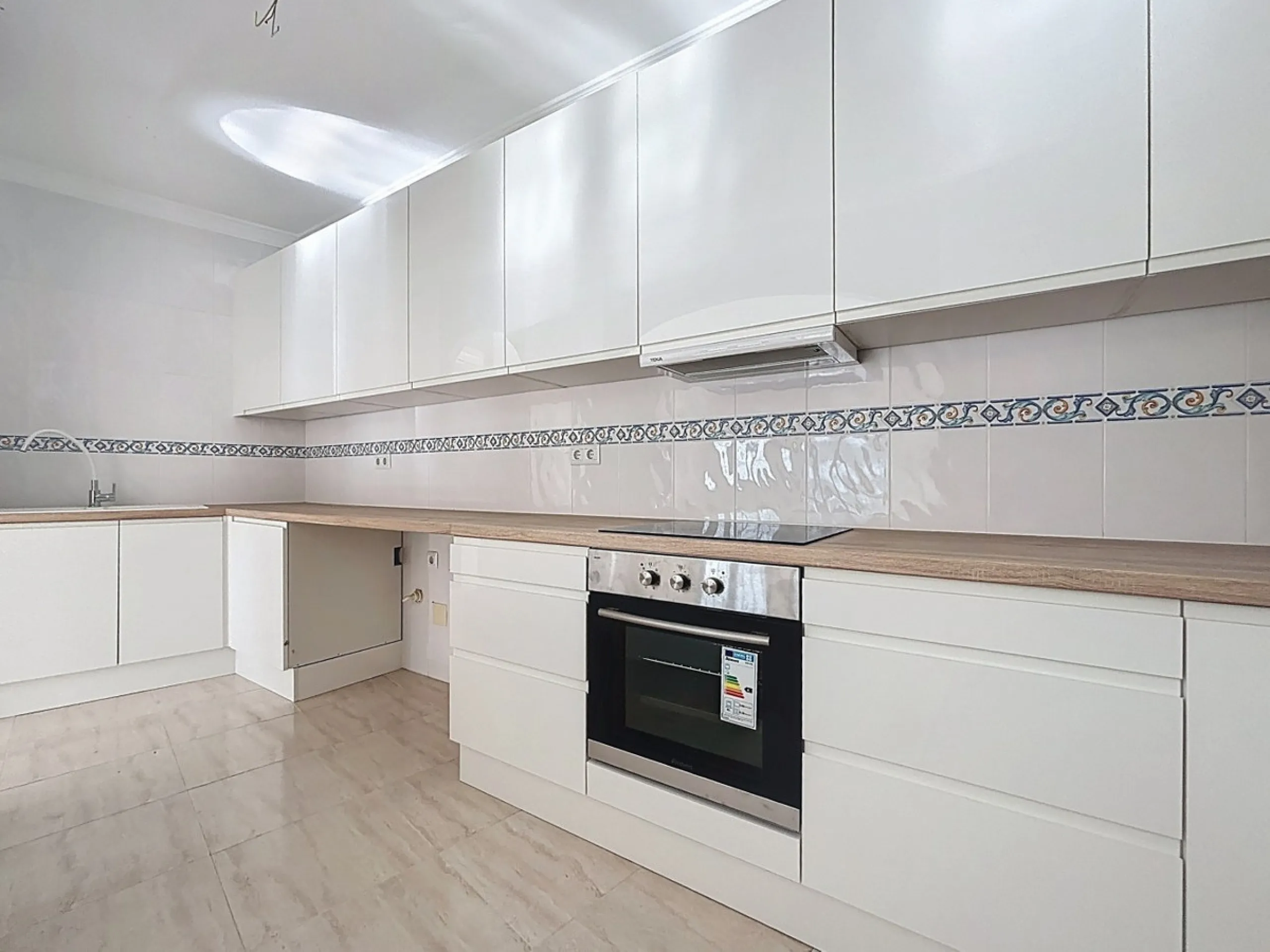 A complete block of homes located in Algarrobo Pueblo is offered for sale, consisting of three floors with three independent apartments, ideal for both investment and family residential use. On the first floor is the first apartment, which has a living ro