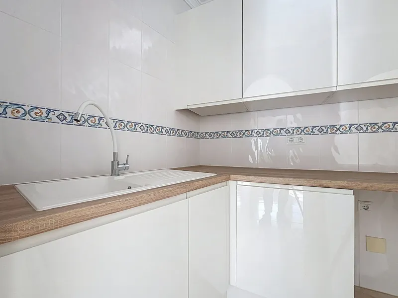 A complete block of homes located in Algarrobo Pueblo is offered for sale, consisting of three floors with three independent apartments, ideal for both investment and family residential use. On the first floor is the first apartment, which has a living ro