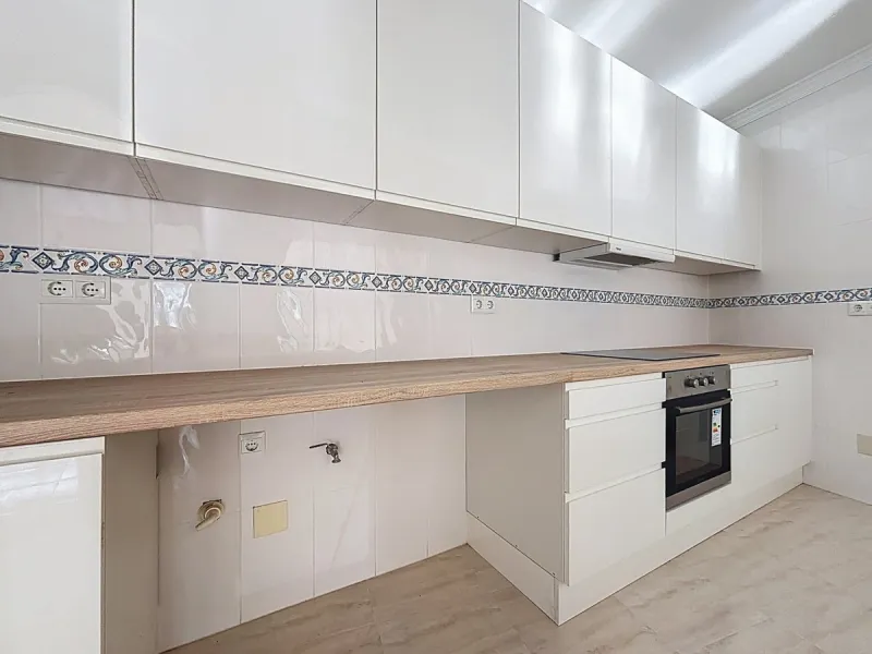 A complete block of homes located in Algarrobo Pueblo is offered for sale, consisting of three floors with three independent apartments, ideal for both investment and family residential use. On the first floor is the first apartment, which has a living ro