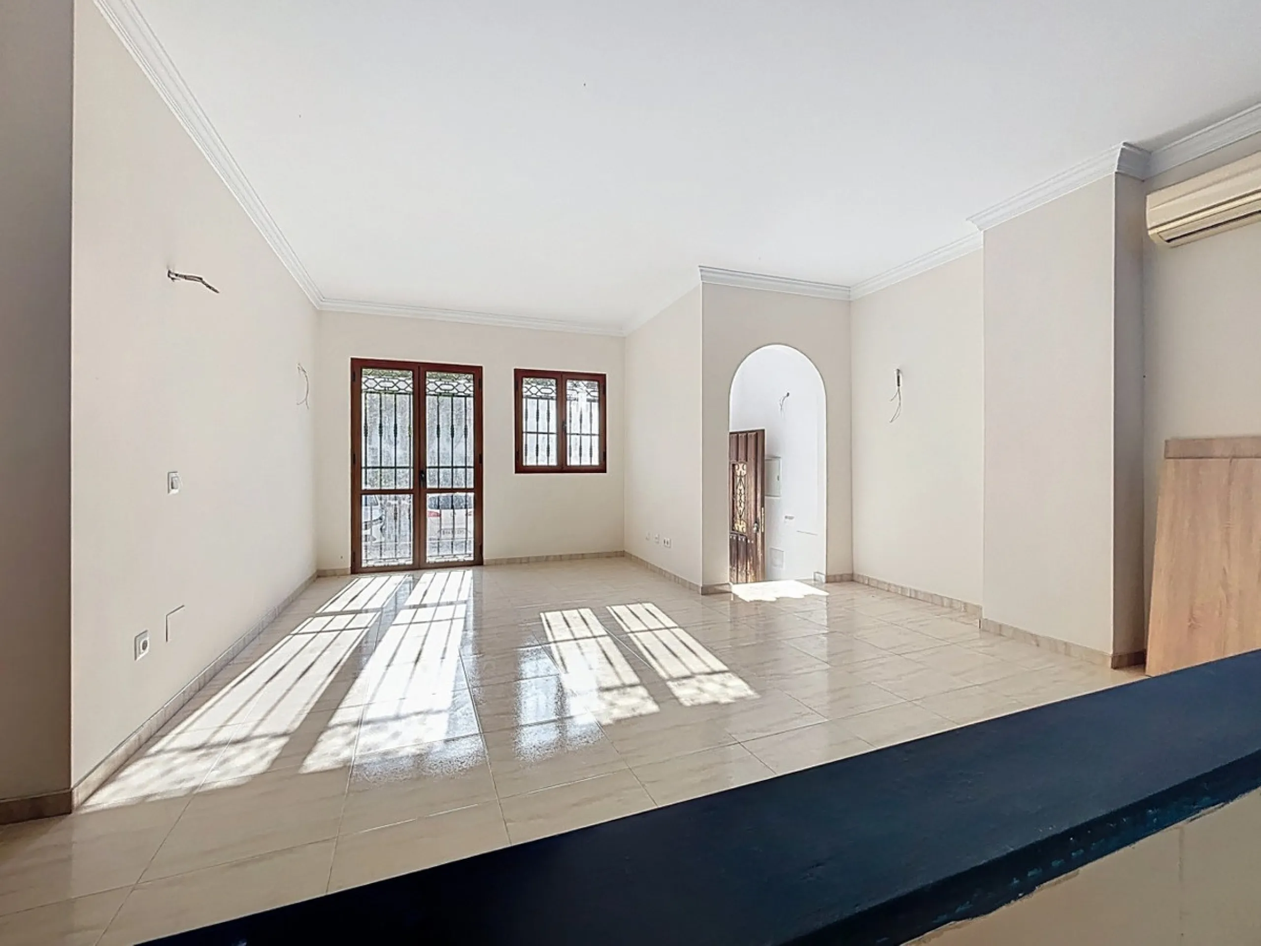 A complete block of homes located in Algarrobo Pueblo is offered for sale, consisting of three floors with three independent apartments, ideal for both investment and family residential use. On the first floor is the first apartment, which has a living ro