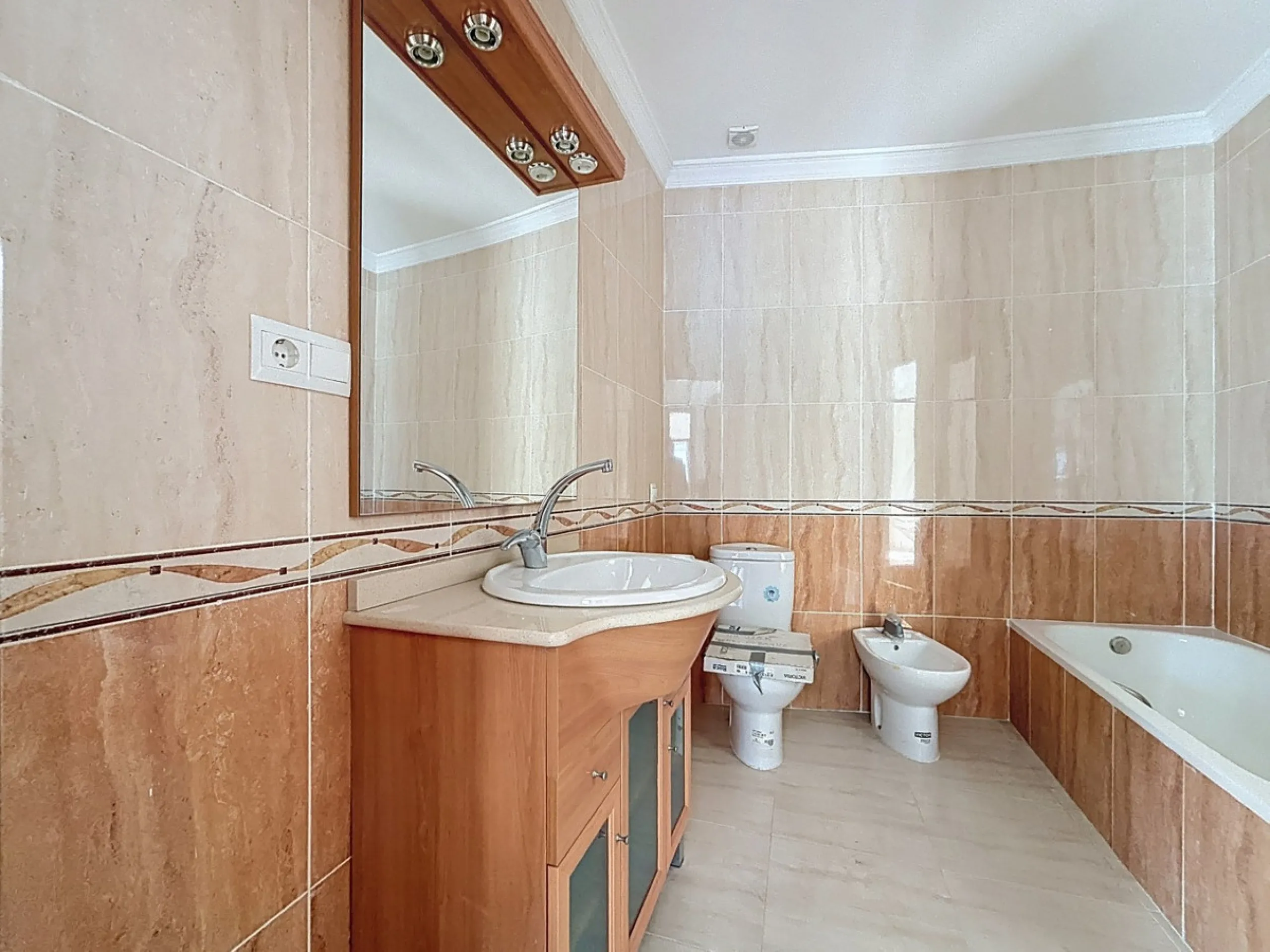 A complete block of homes located in Algarrobo Pueblo is offered for sale, consisting of three floors with three independent apartments, ideal for both investment and family residential use. On the first floor is the first apartment, which has a living ro