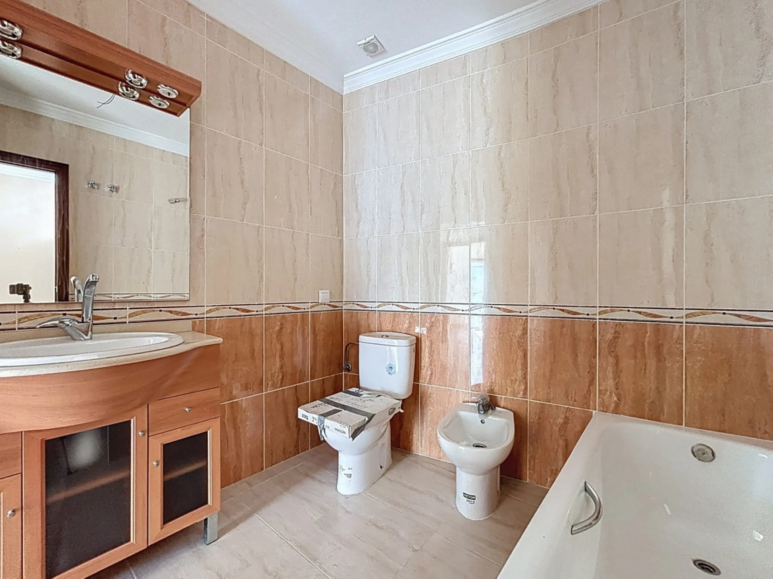 A complete block of homes located in Algarrobo Pueblo is offered for sale, consisting of three floors with three independent apartments, ideal for both investment and family residential use. On the first floor is the first apartment, which has a living ro