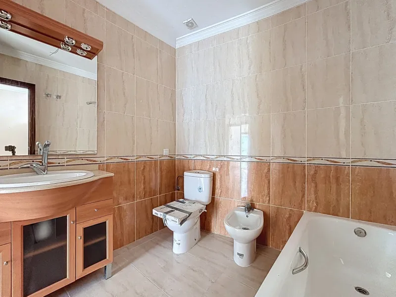 A complete block of homes located in Algarrobo Pueblo is offered for sale, consisting of three floors with three independent apartments, ideal for both investment and family residential use. On the first floor is the first apartment, which has a living ro