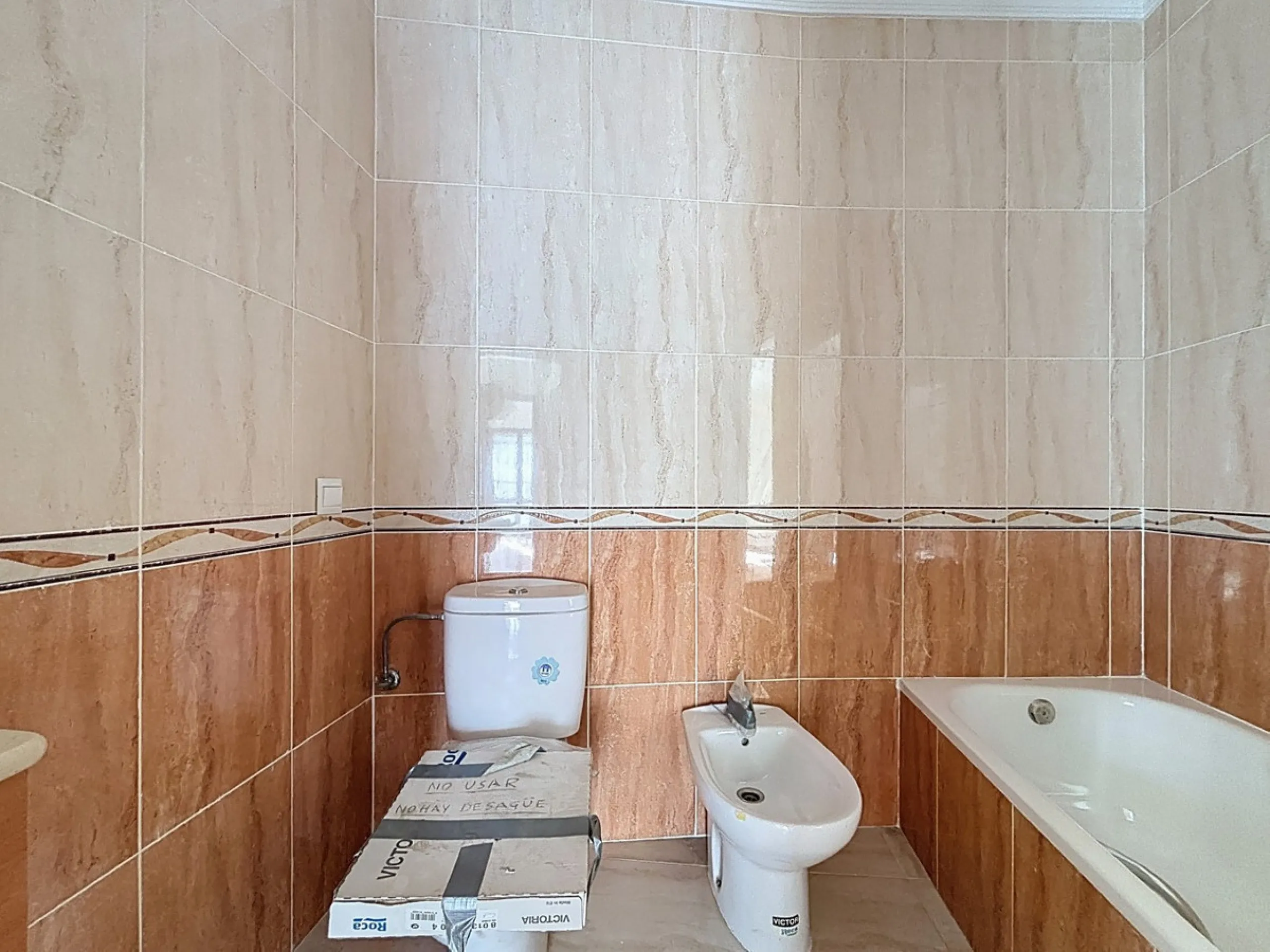 A complete block of homes located in Algarrobo Pueblo is offered for sale, consisting of three floors with three independent apartments, ideal for both investment and family residential use. On the first floor is the first apartment, which has a living ro